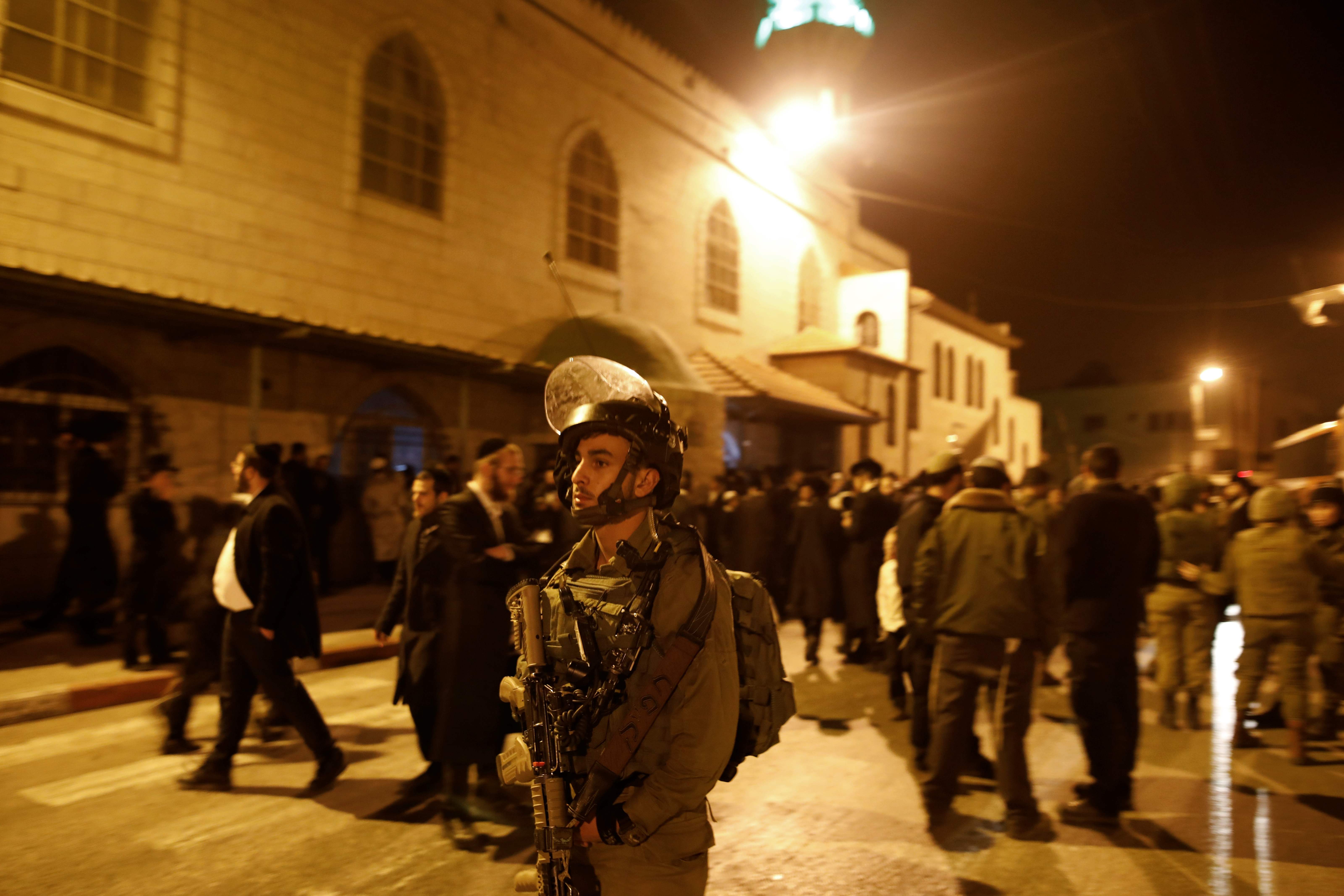 يهود متطرفين فى الضفة الغربية تحت حماية قوات الاحتلال