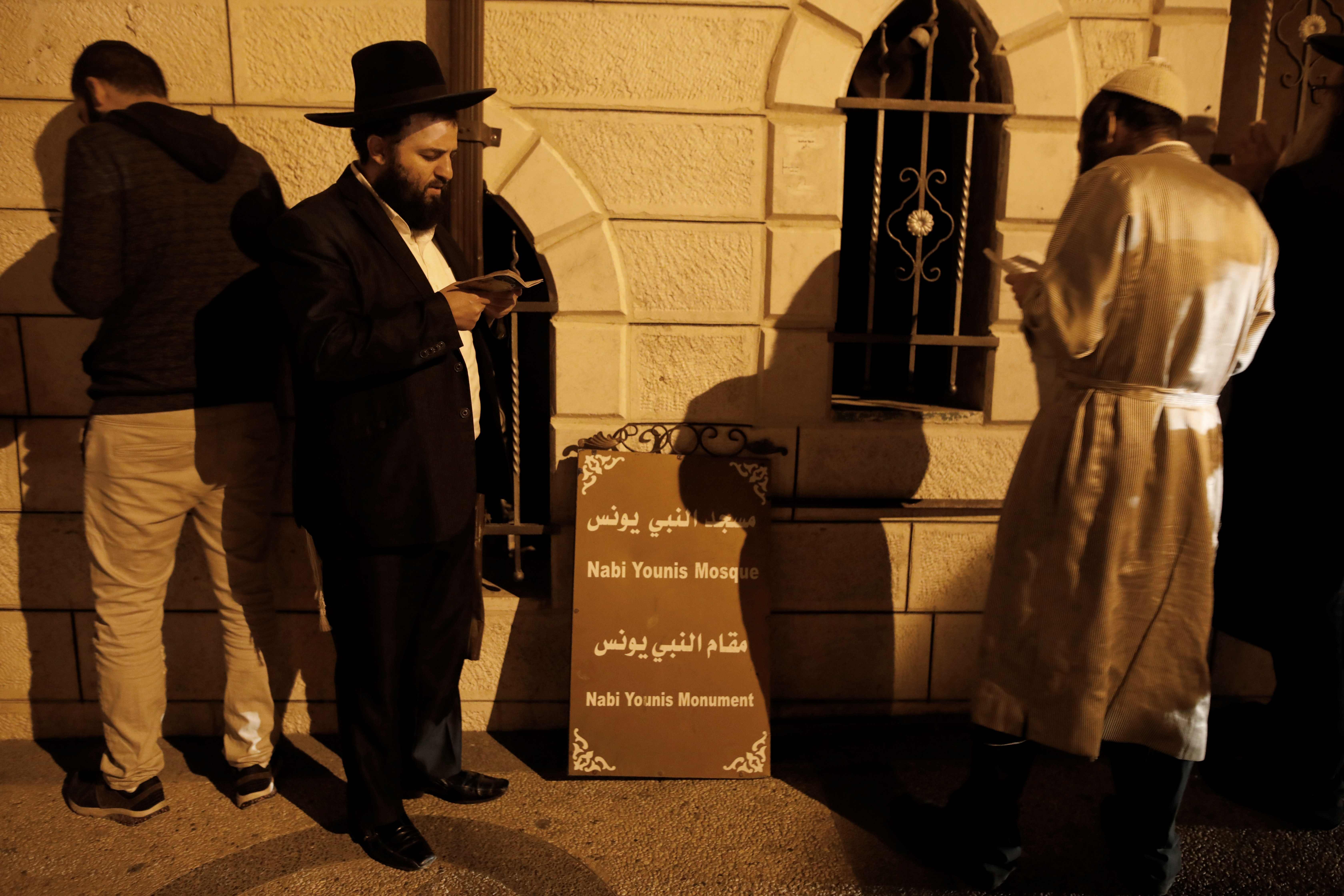 رجال دين يهود يؤدون صلوات فى الضفة الغربية