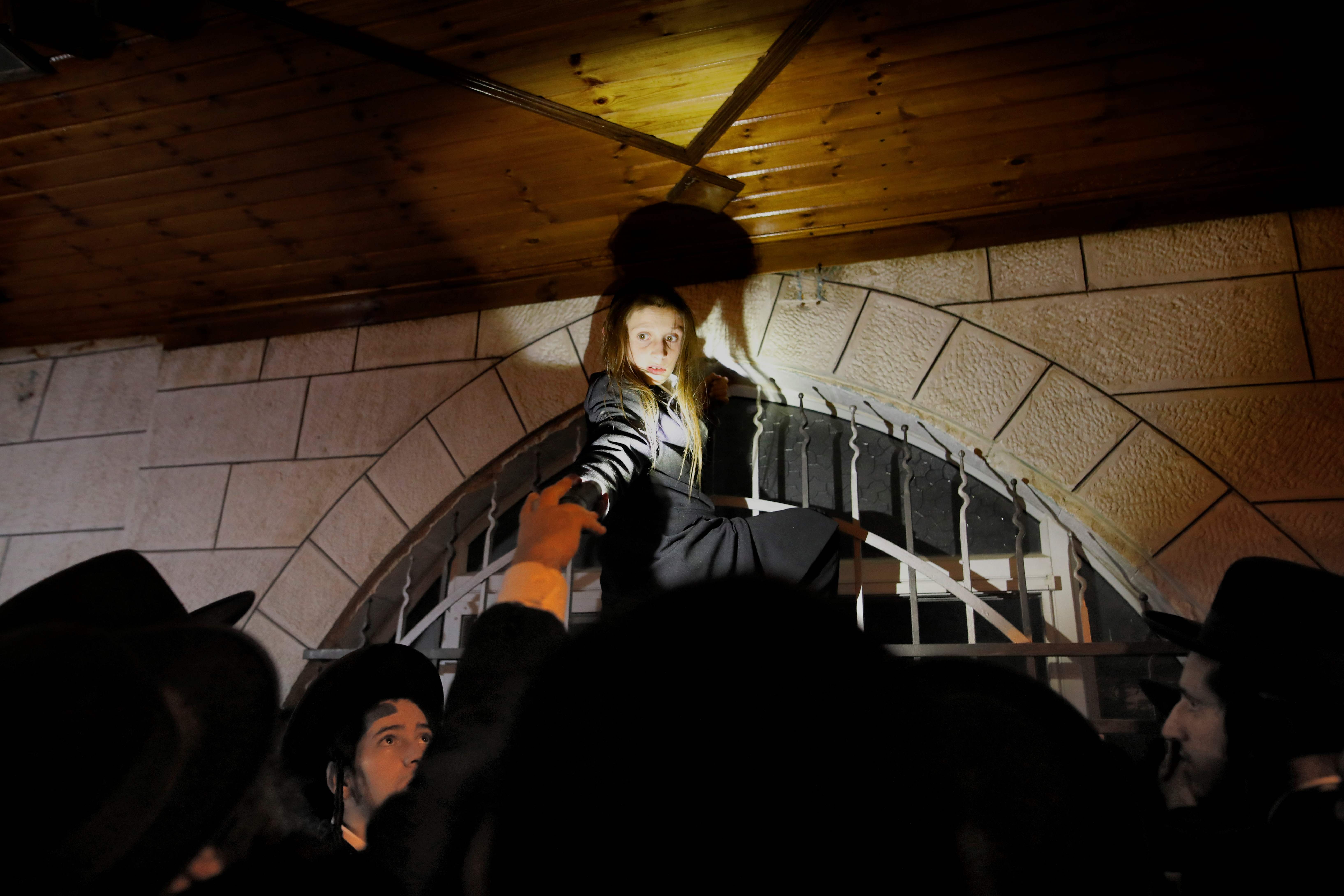 طفلة يهودية تتسلق شباك مسجد يونس بالضفة