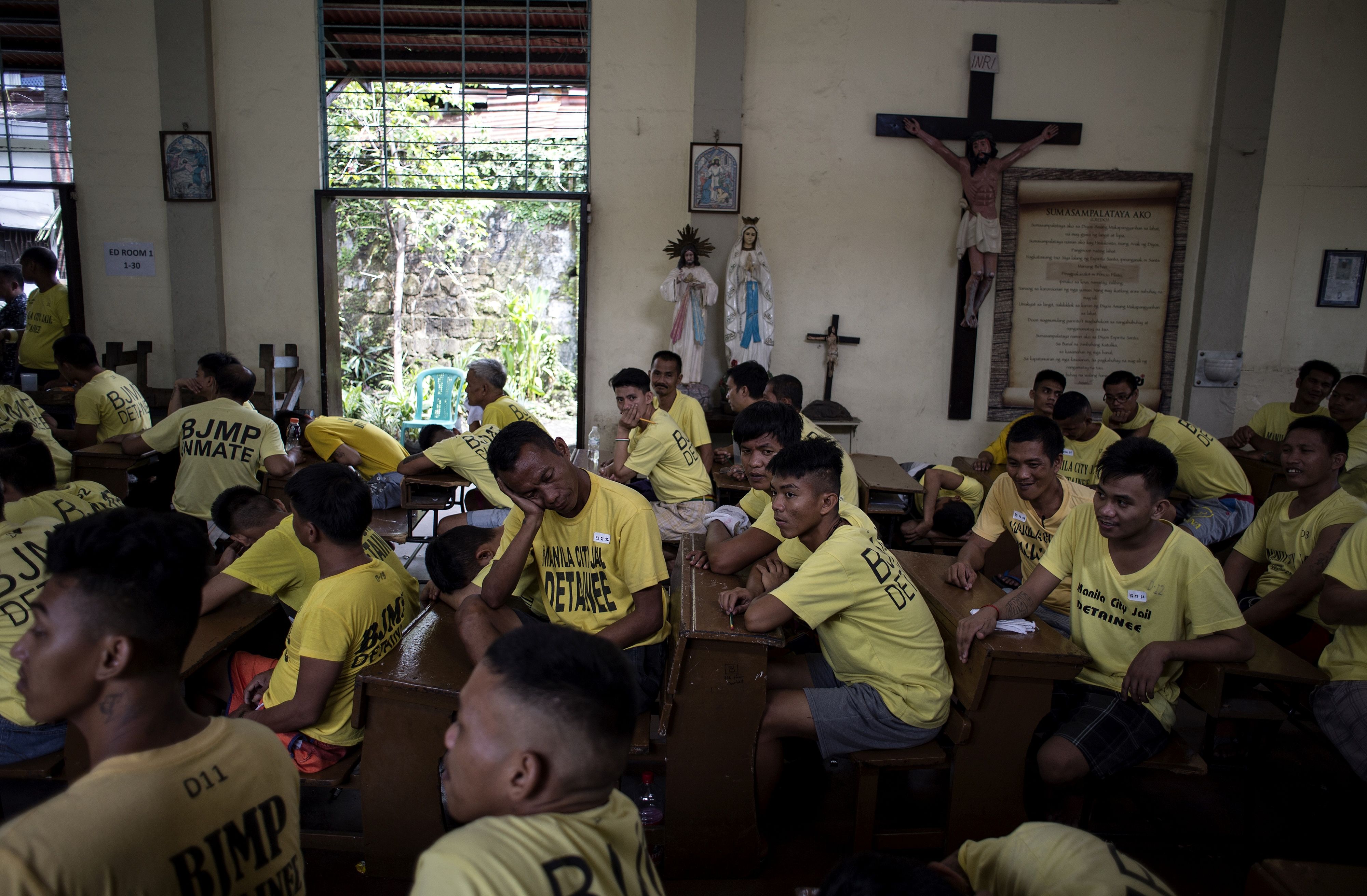 سجناء فى الفلبين ينتظرون بدء لجنة الامتحانات