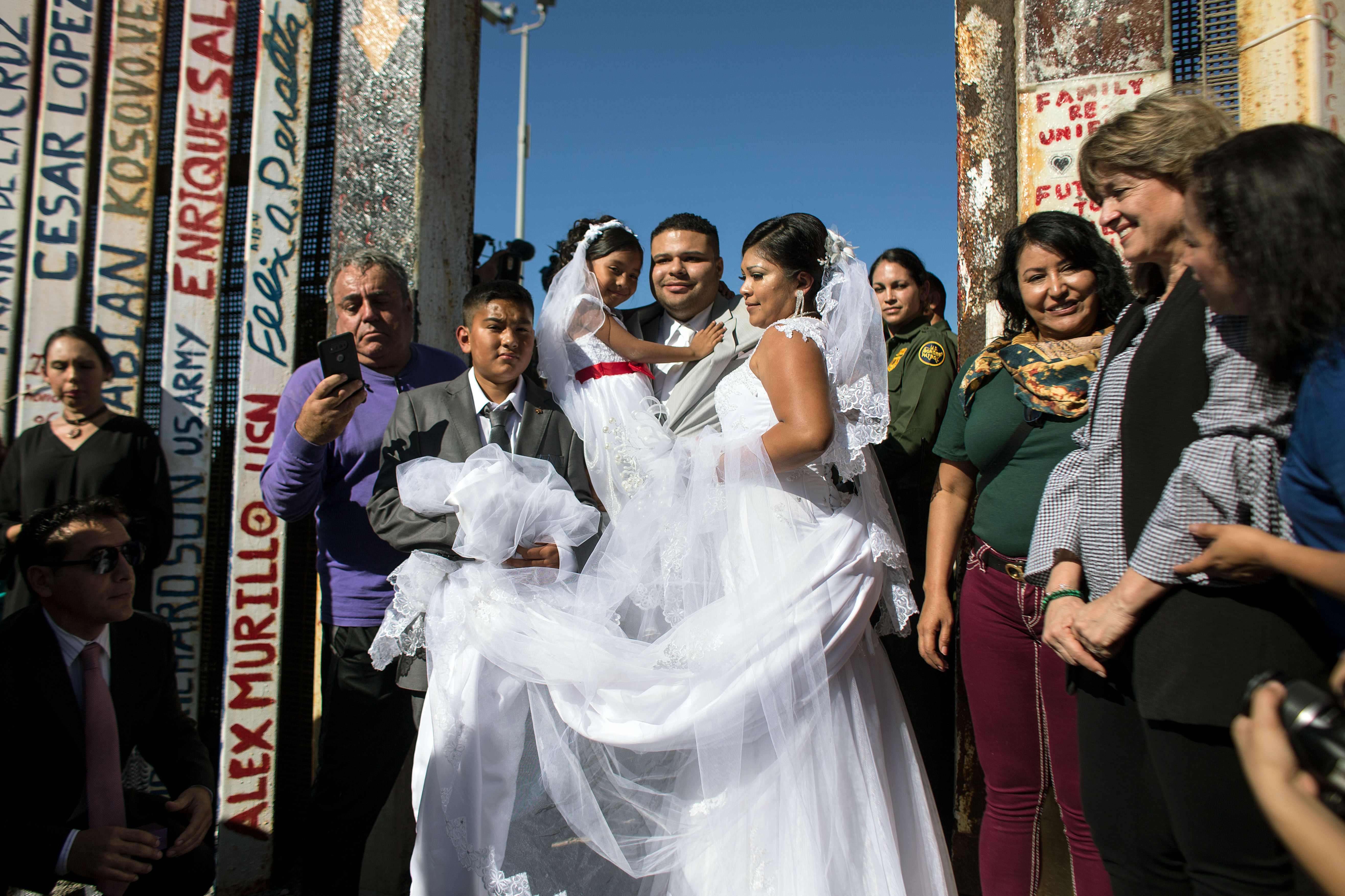 عبور العريس بصحبة عروسته
