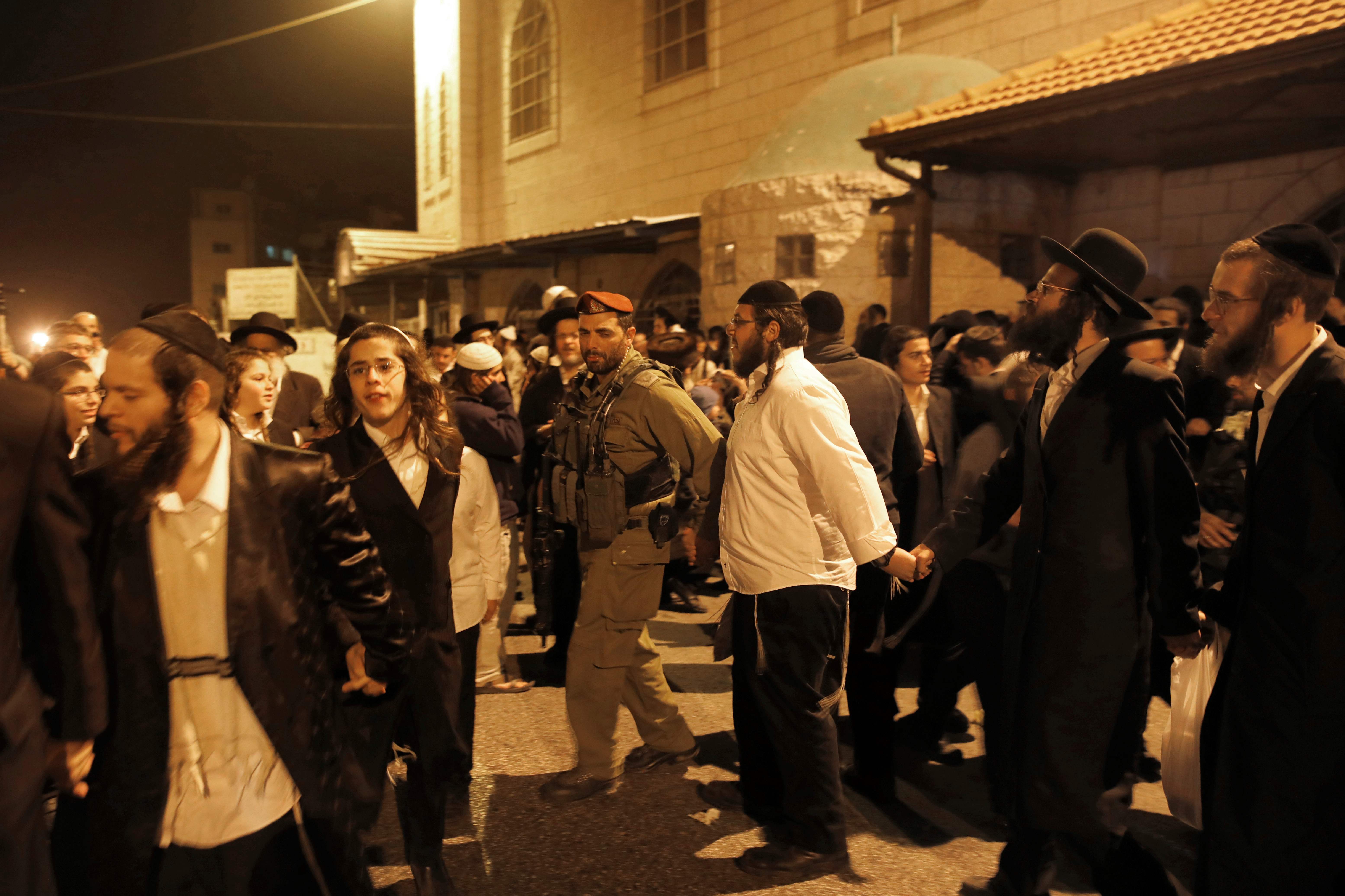 يهود متطرفين يؤدون الصلاة فى الضفة الغربية