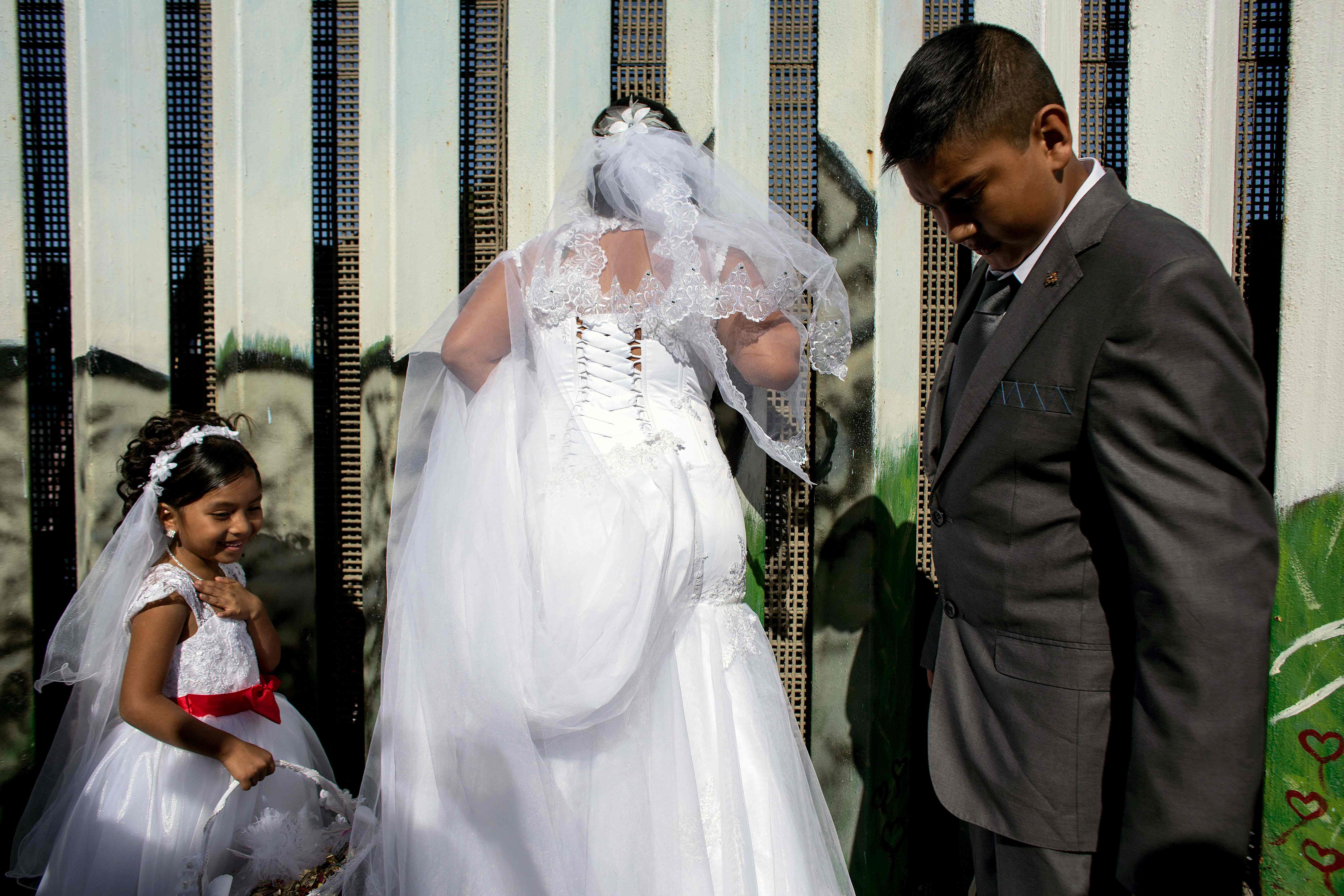 عروسة تنظر عبر السور الحديدى
