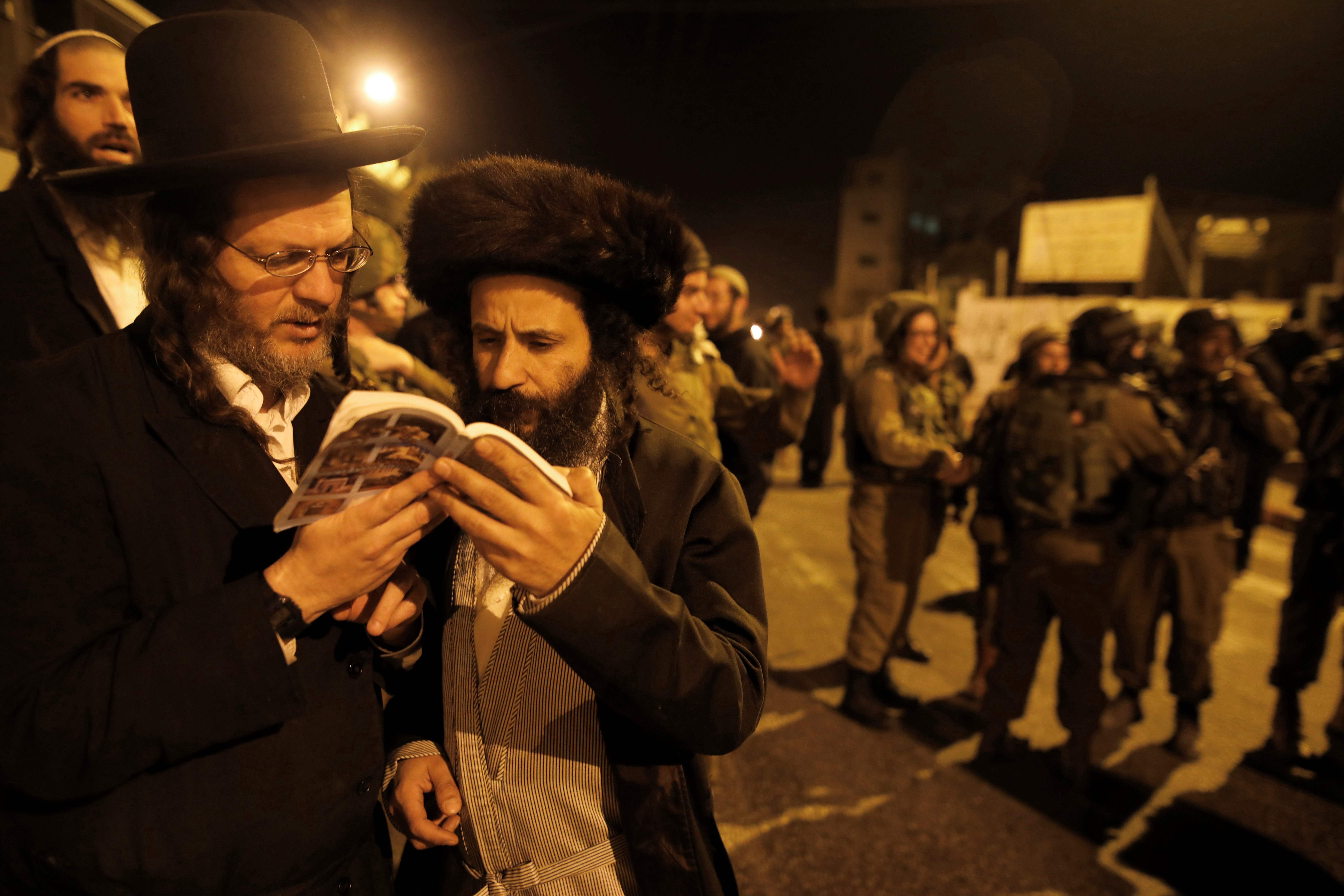 يهود متطرفين يقرءون فى كتب دينية