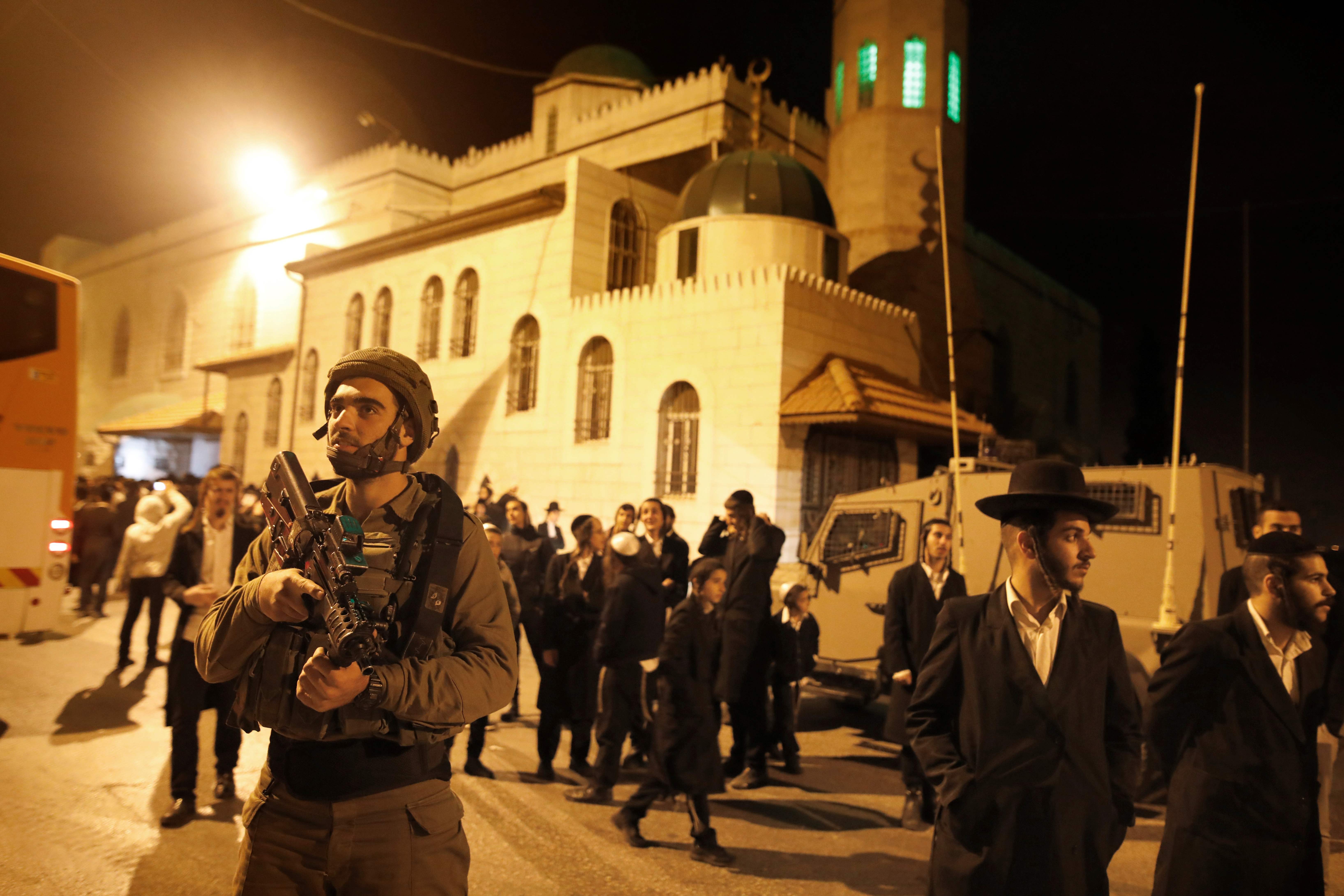 رجال دين يهود يدخلون الضفة الغربية فى حماية قوات الاحتلال