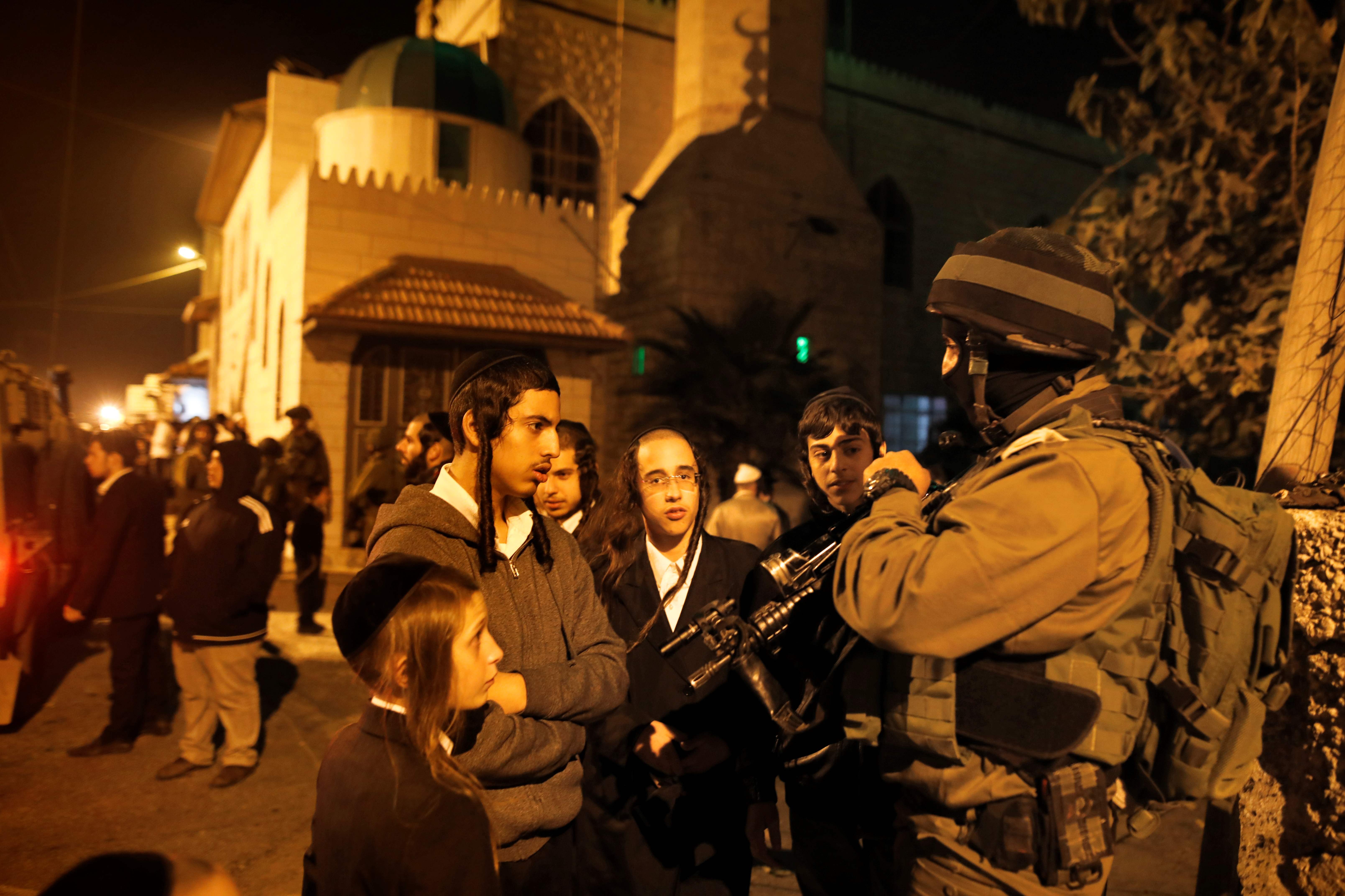 قوات الاحتلال تحمى يهود متطرفين فى الضفة الغربية