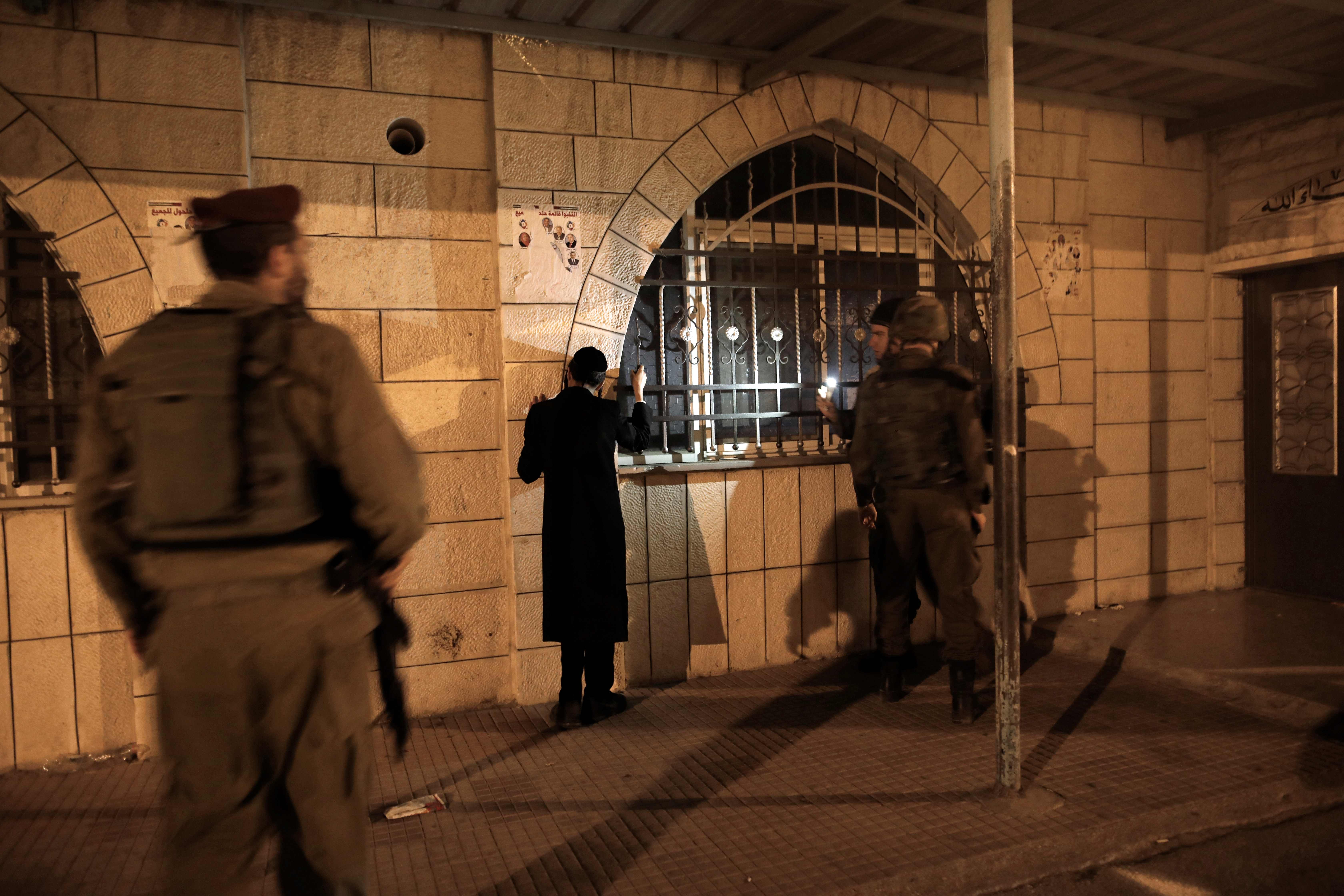 صلاة اليهود المتطرفين أمام مسجد يونس بالضفة