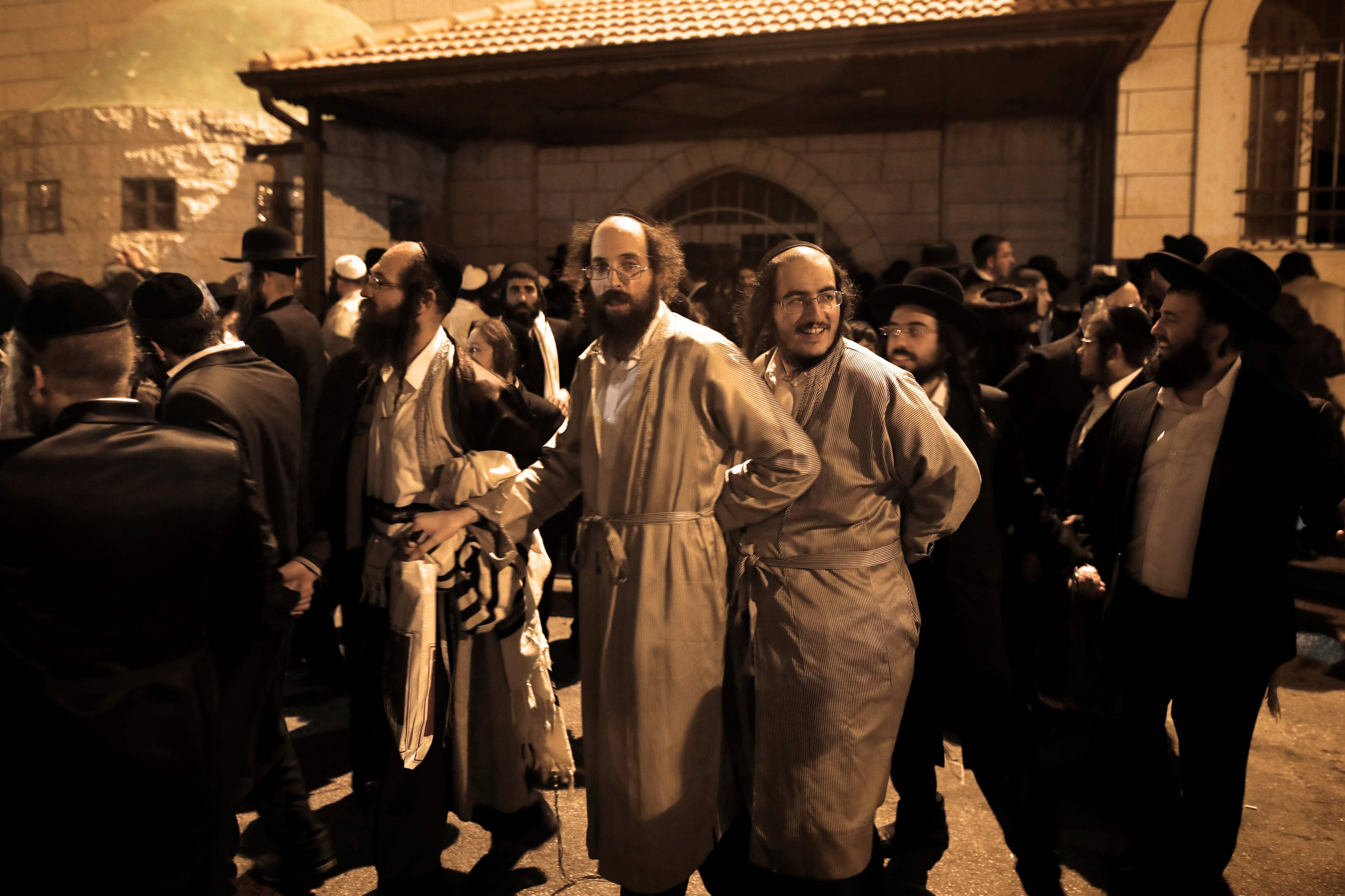 يهود يؤدون صلواتهم أثناء الليل فى الضفة الغربية