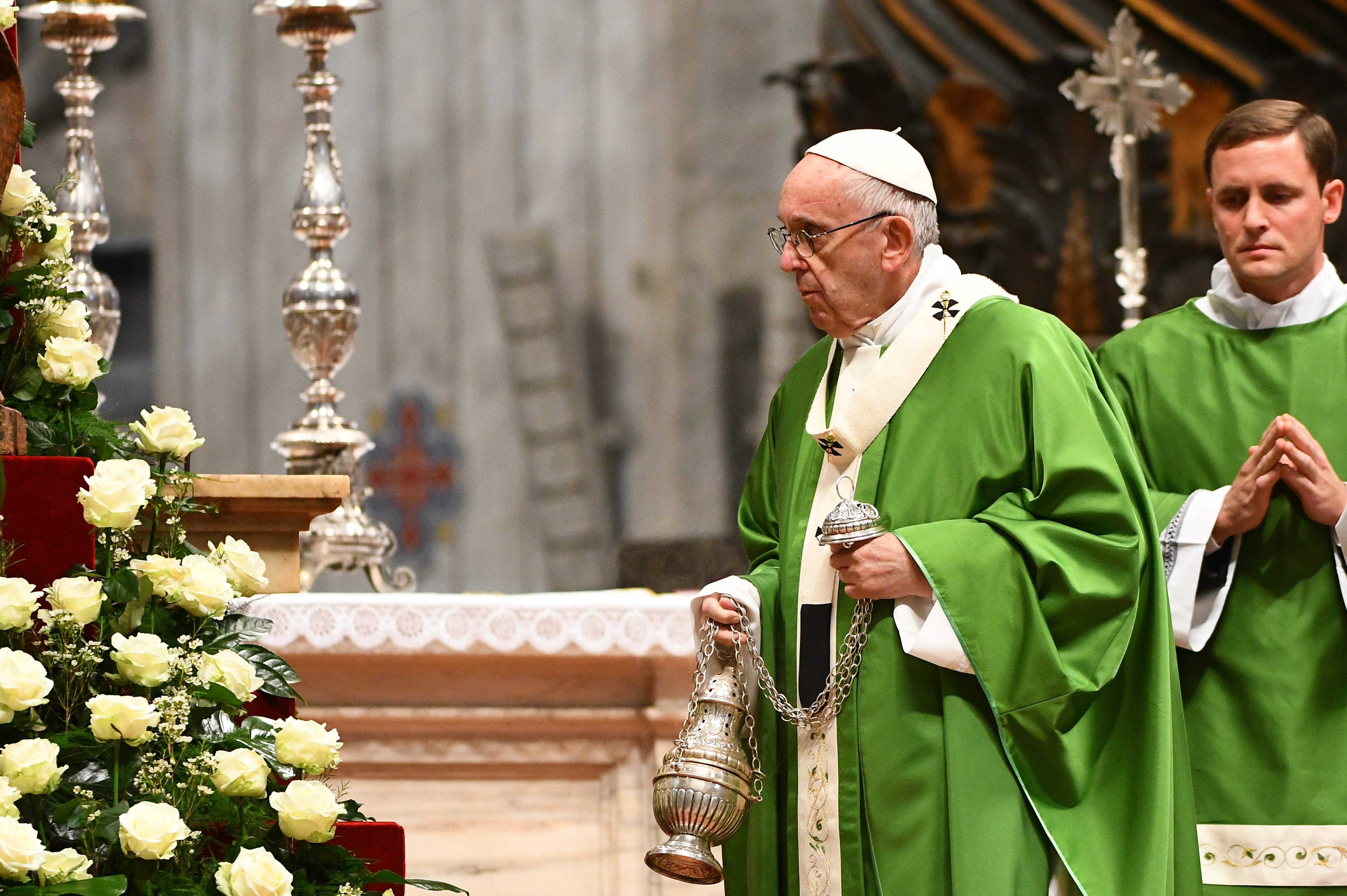 بابا الفاتيكان يحمل المبخرة فى يده