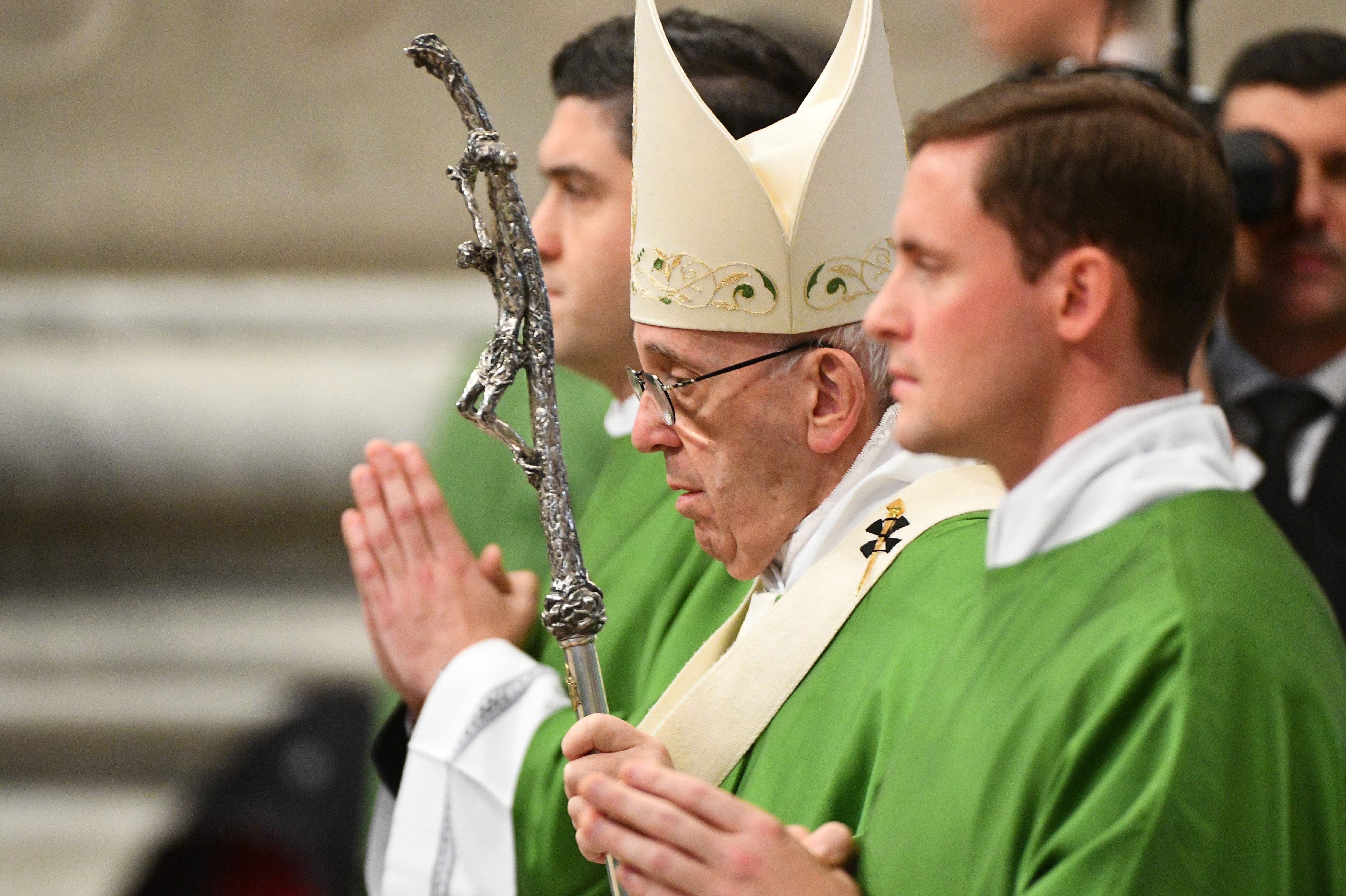 بابا الفاتيكان يصلى بالفقراء والمشردين
