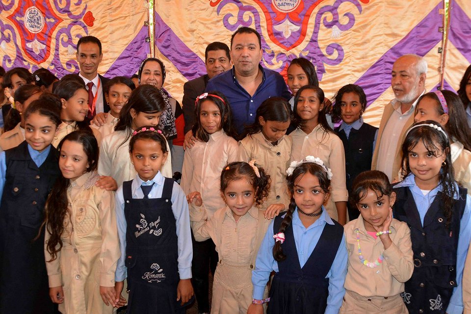 محافظ الاقصر في صورة تذكارية مع طلبة المدارس بالقرنة
