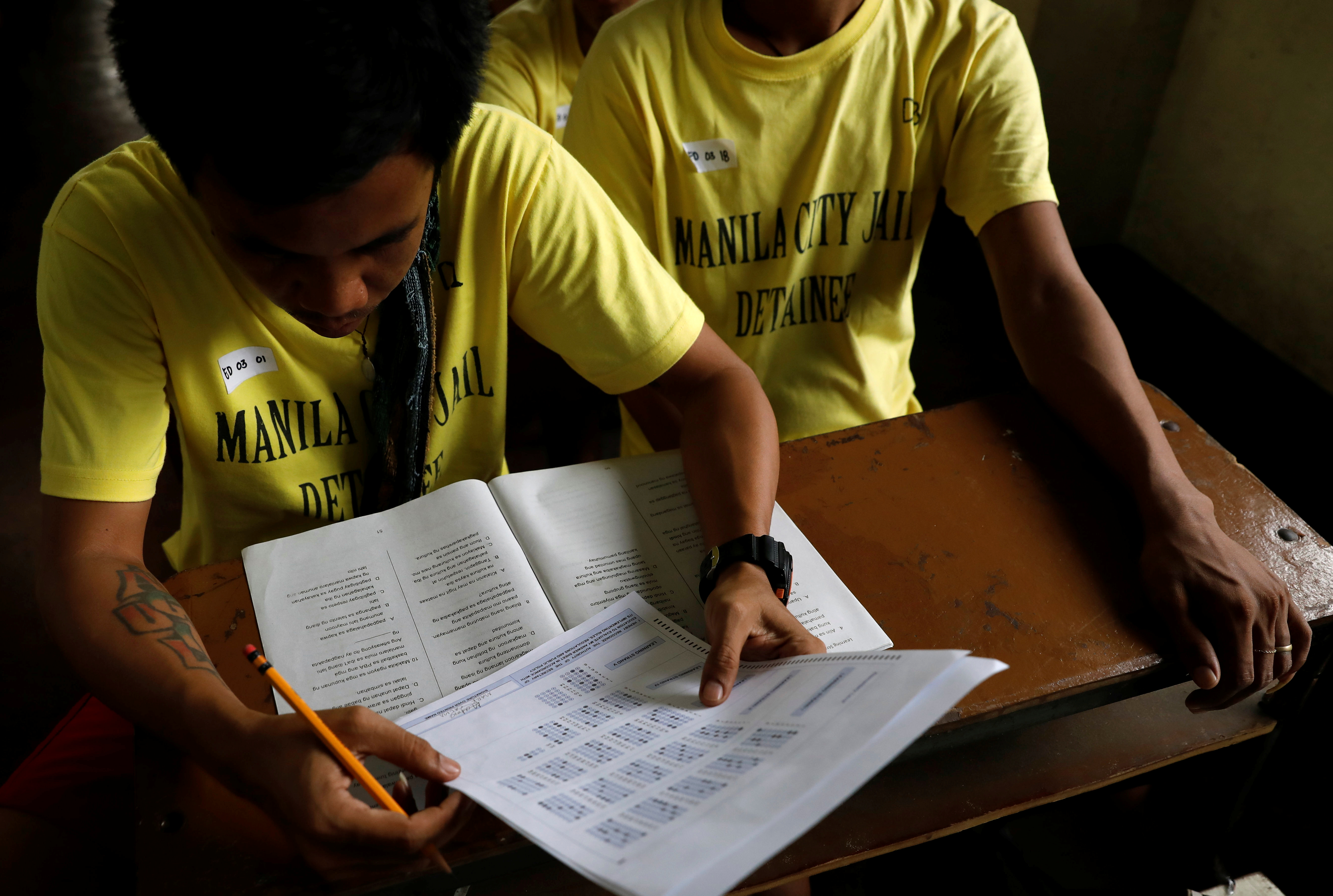 سجين فى الفلبين يقرأ ورقة أسئلة الامتحان