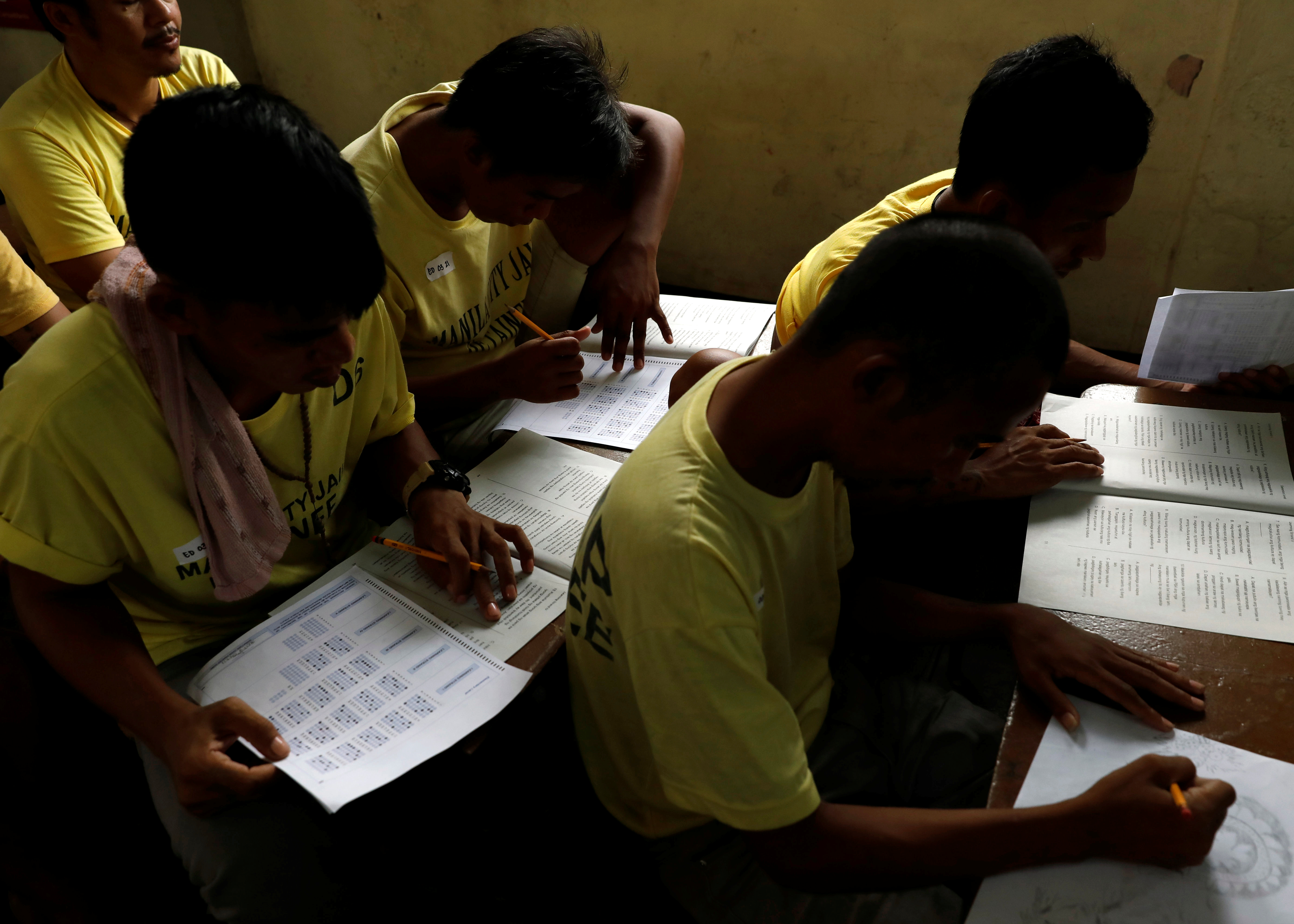 سجناء الفلبين يؤدون امتحانات التعليم البديل