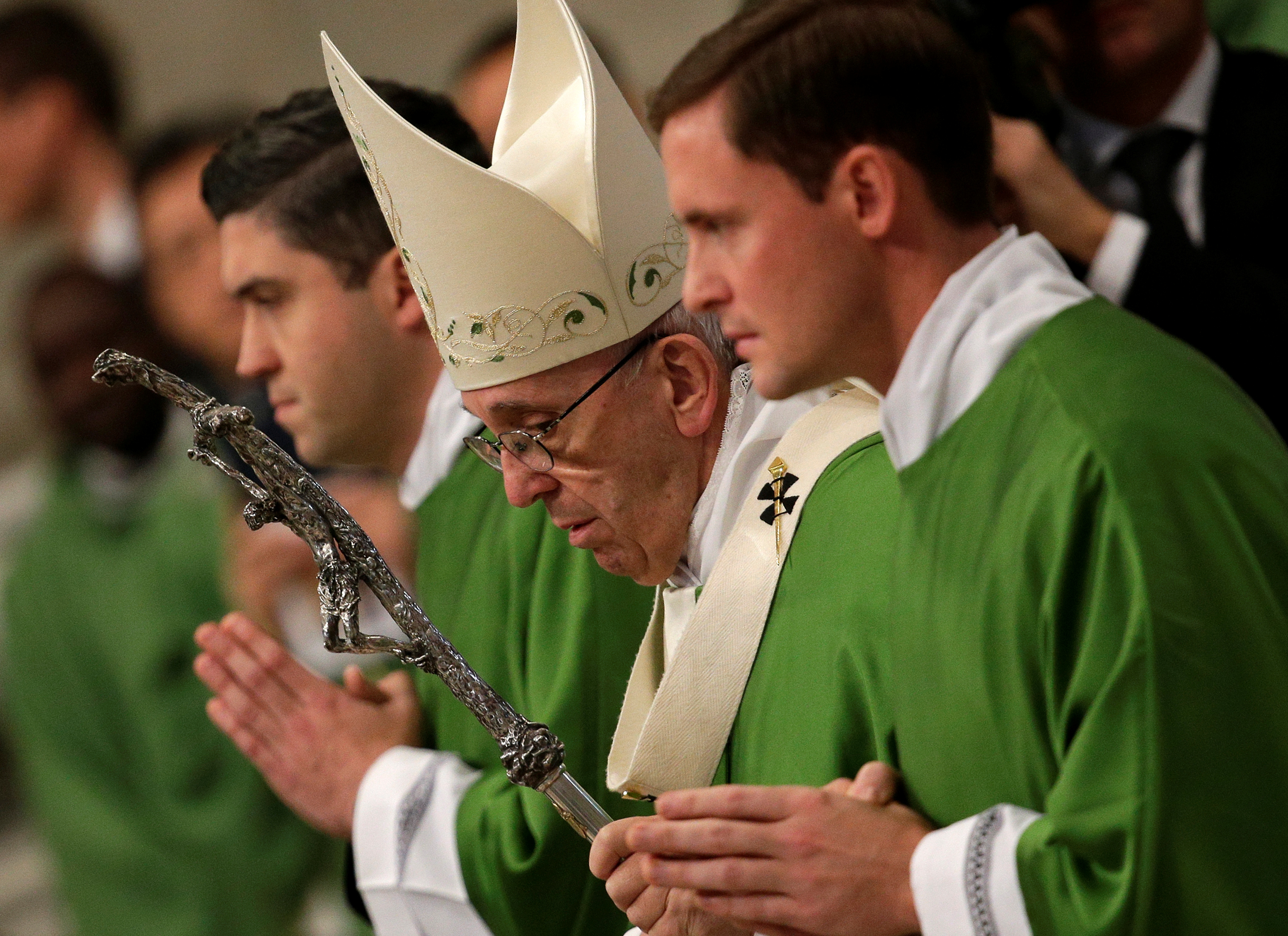 بابا الفاتيكان يقود قداس اليوم العالمى الأول للفقراء