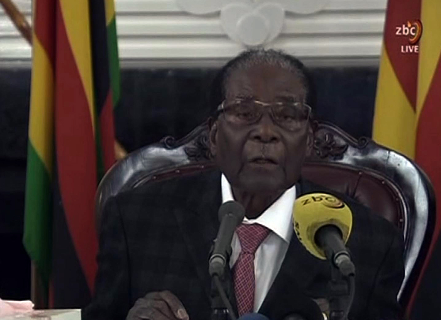 روبرت موجابى رئيس زيمبابوى يتحدث فى كلمة متلفزة