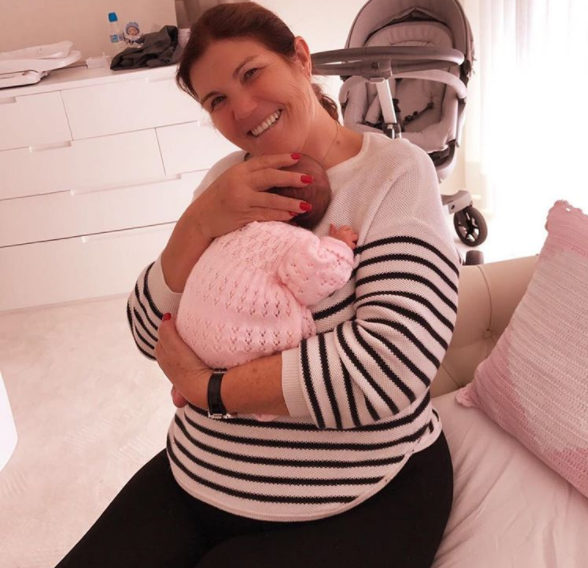 والدة رونالدو مع المولود الجديد