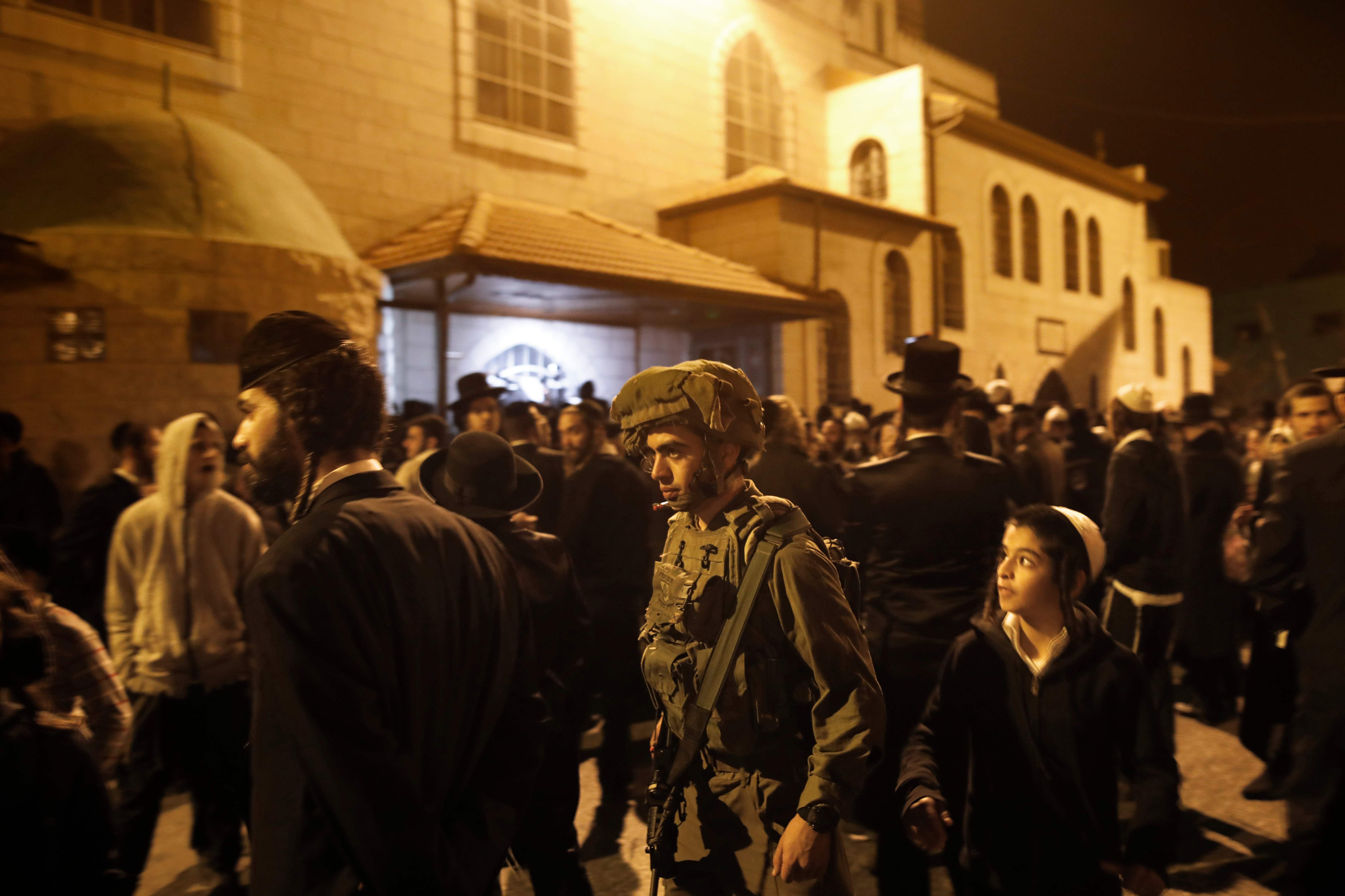 عناصر قوات الاحتلال وسط اليهود المتطرفين بالضفة