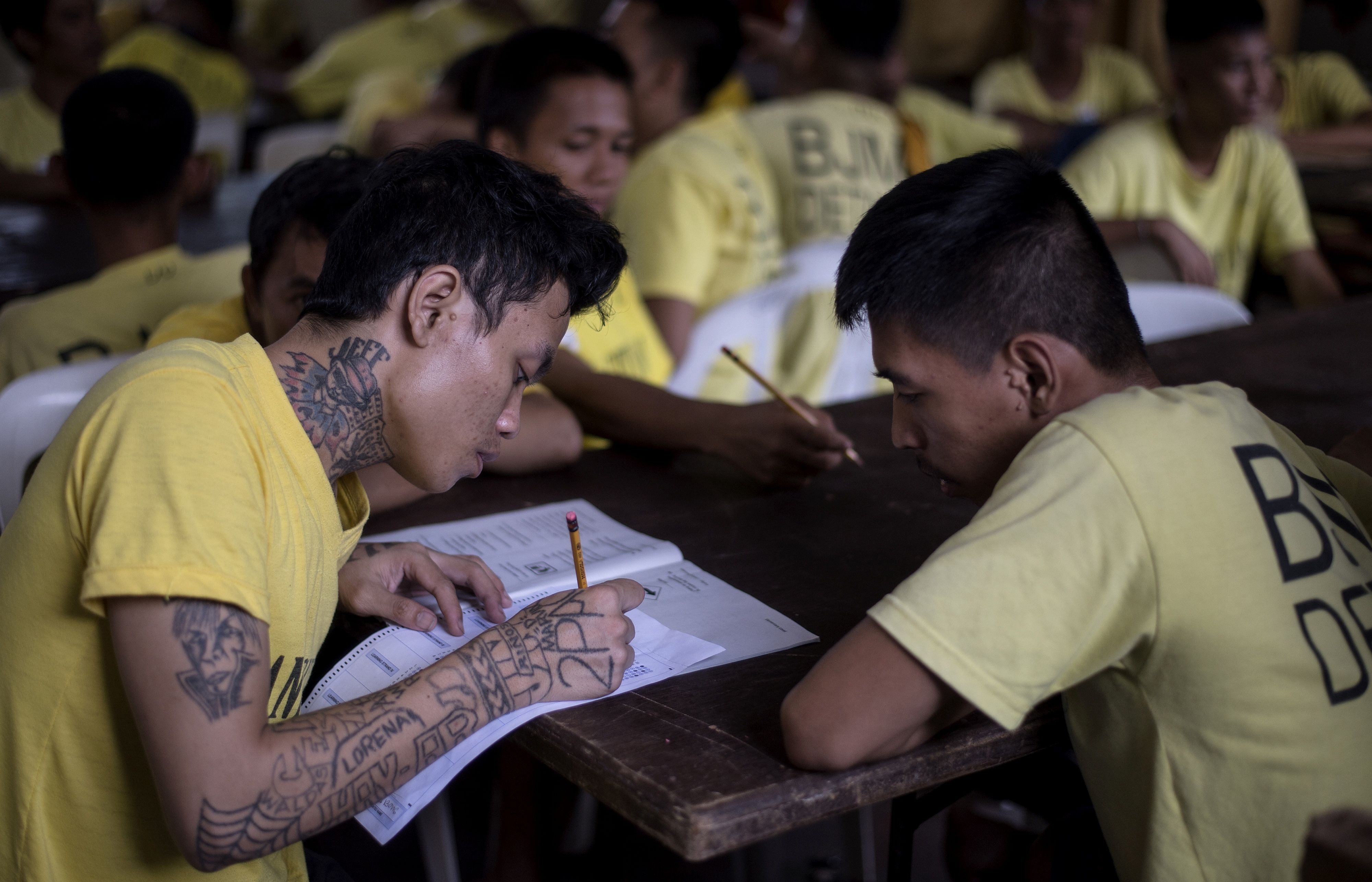 سجناء يؤدون امتحانات التعليم البديل فى الفلبين