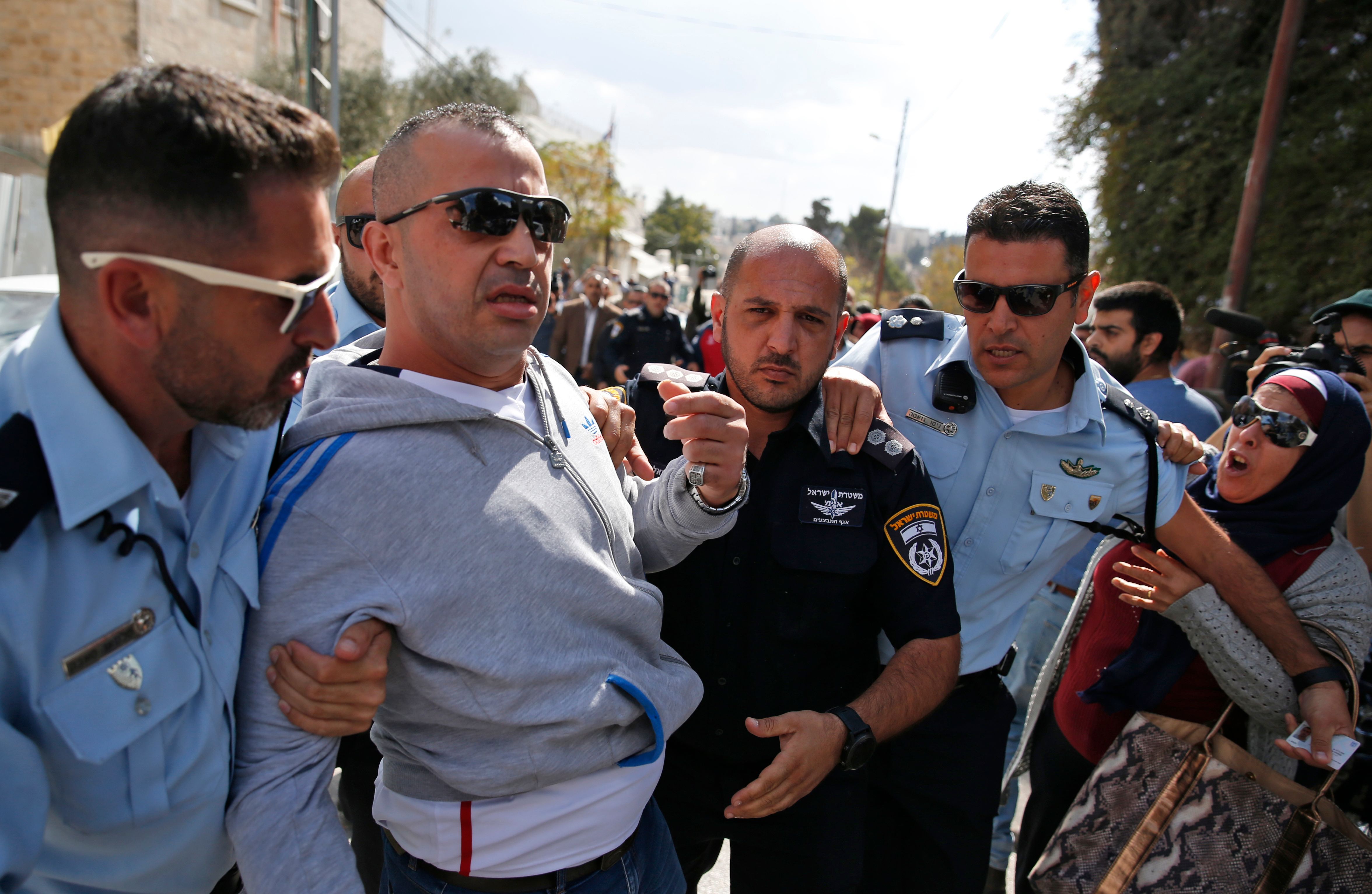 الشرطة الإسرائيلية تعتقل متظاهرين
