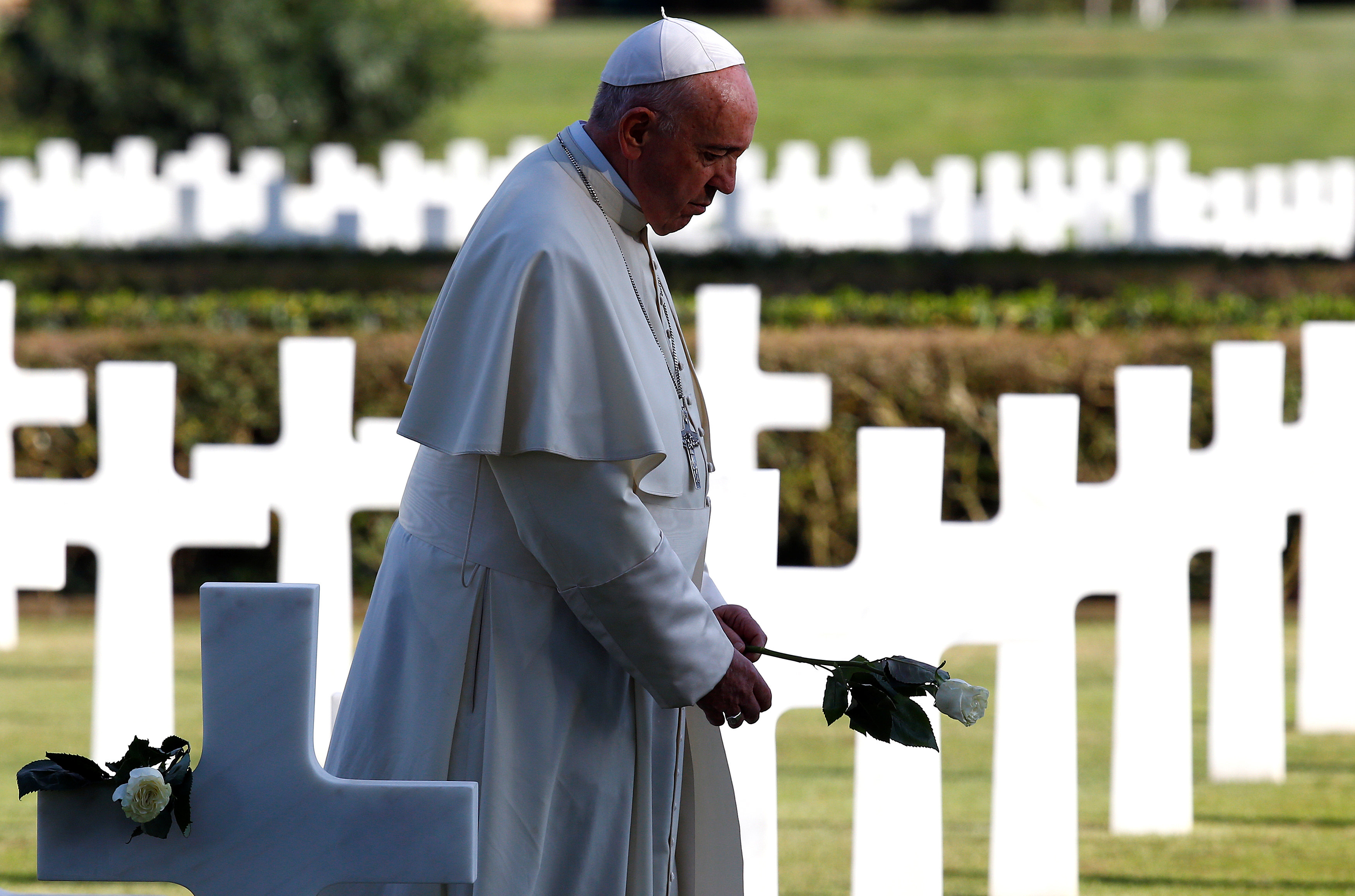 البابا فرنسيس يضع الورود على مقابر الجنود العسكريين