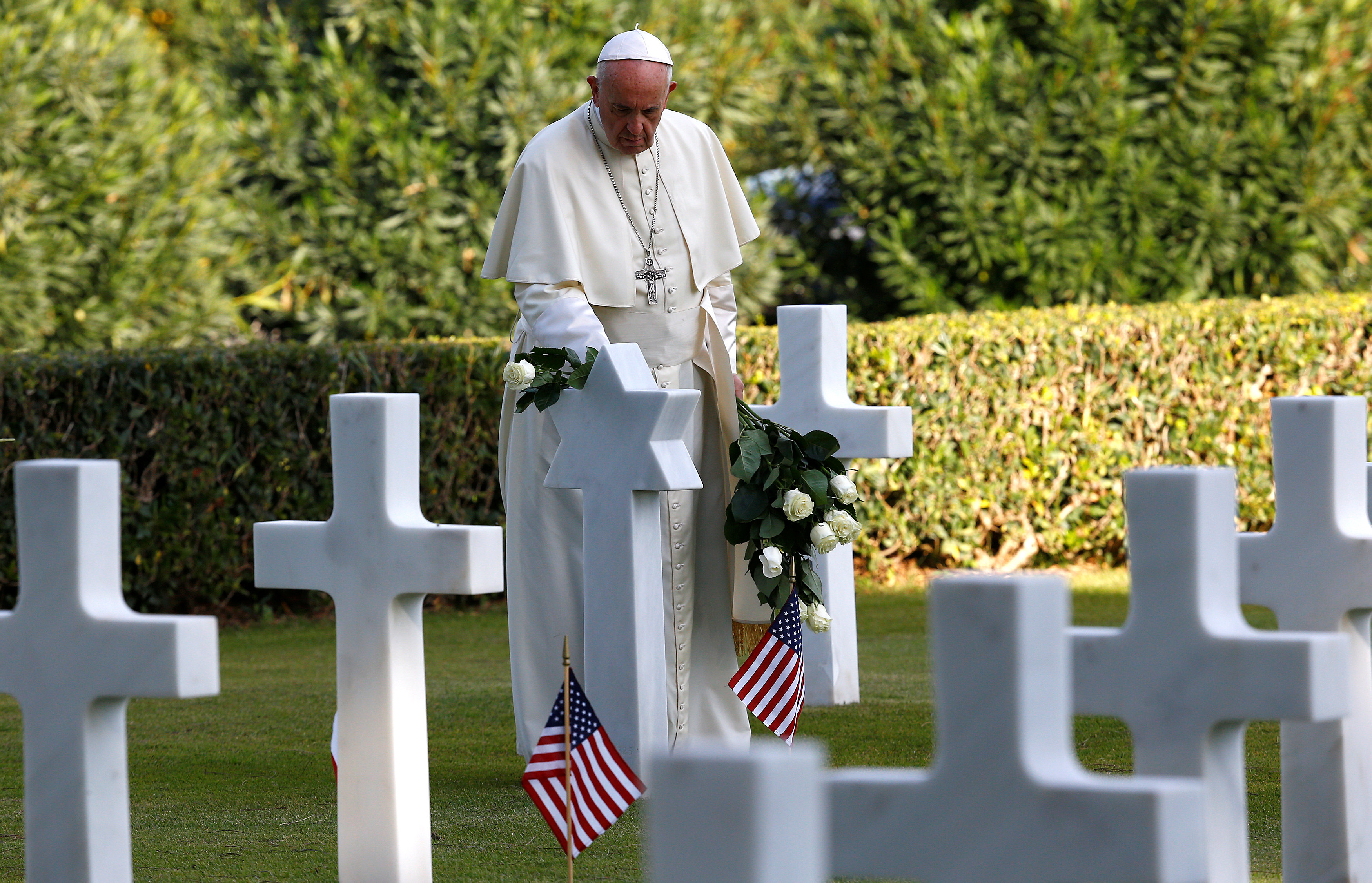 البابا فرنسيس خلال زيارته للمقبرة العسكرية
