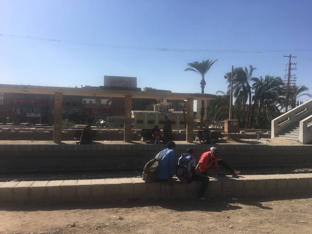 2- مواطنون يجلسون علي ارصفة المحطة