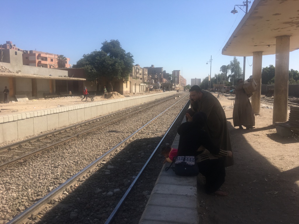 7- الجلوس علي ارضية الرصيف بمحطة قطار ابوتيج