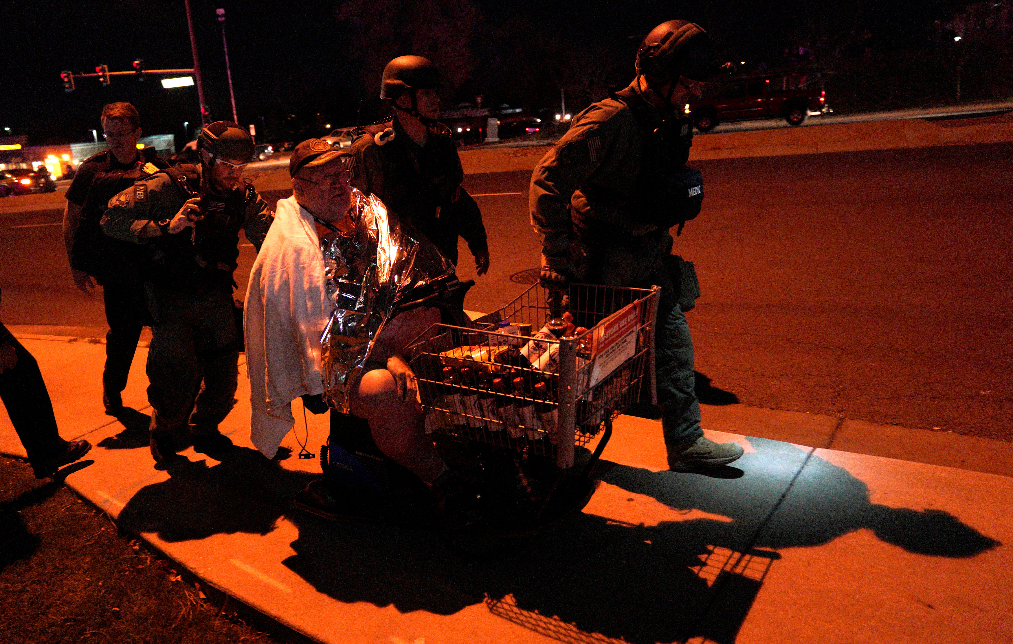 الشرطة تحمى رجل مسن