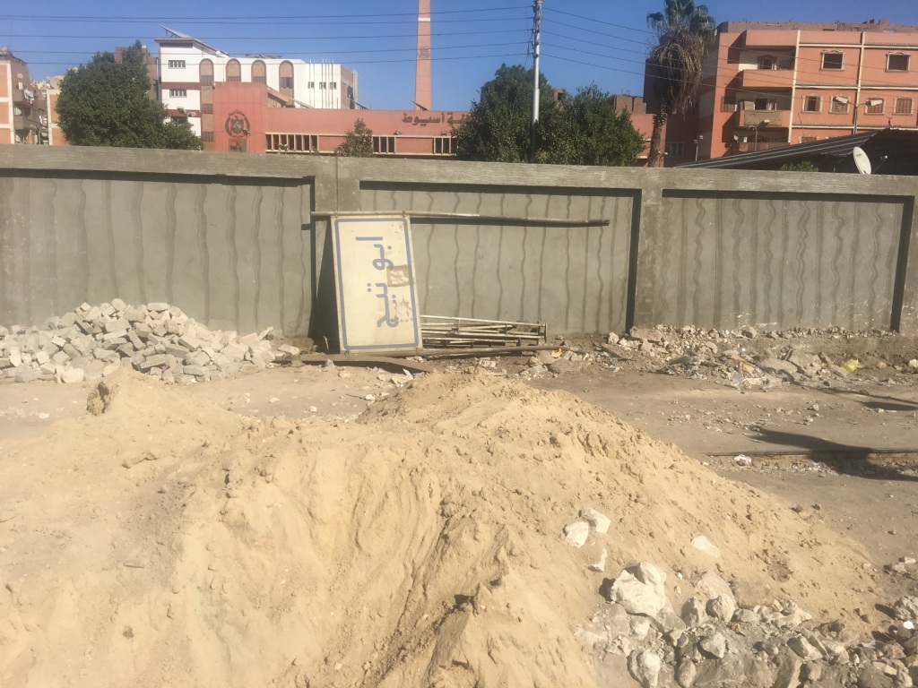 17 - الرمال تحتل ارصفة محطة القطار