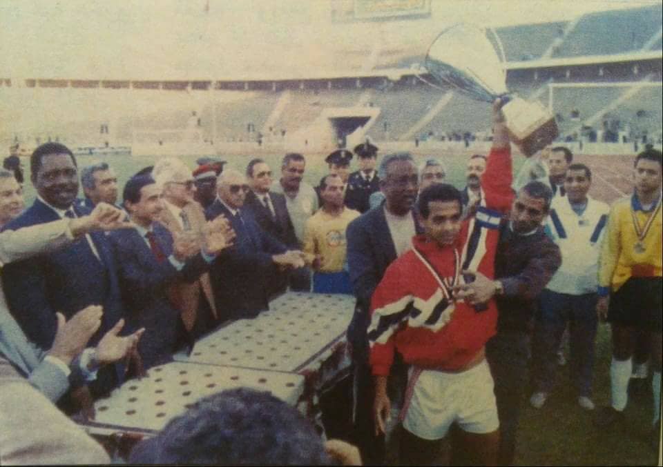 وليد صلاح الدين يحمل كأس افريقيا للشباب 1991