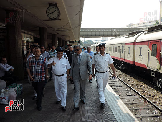 مساعد وزير الداخلية يفاجئ الخدمات الأمنية بالسكة الحديد والمترو (15)