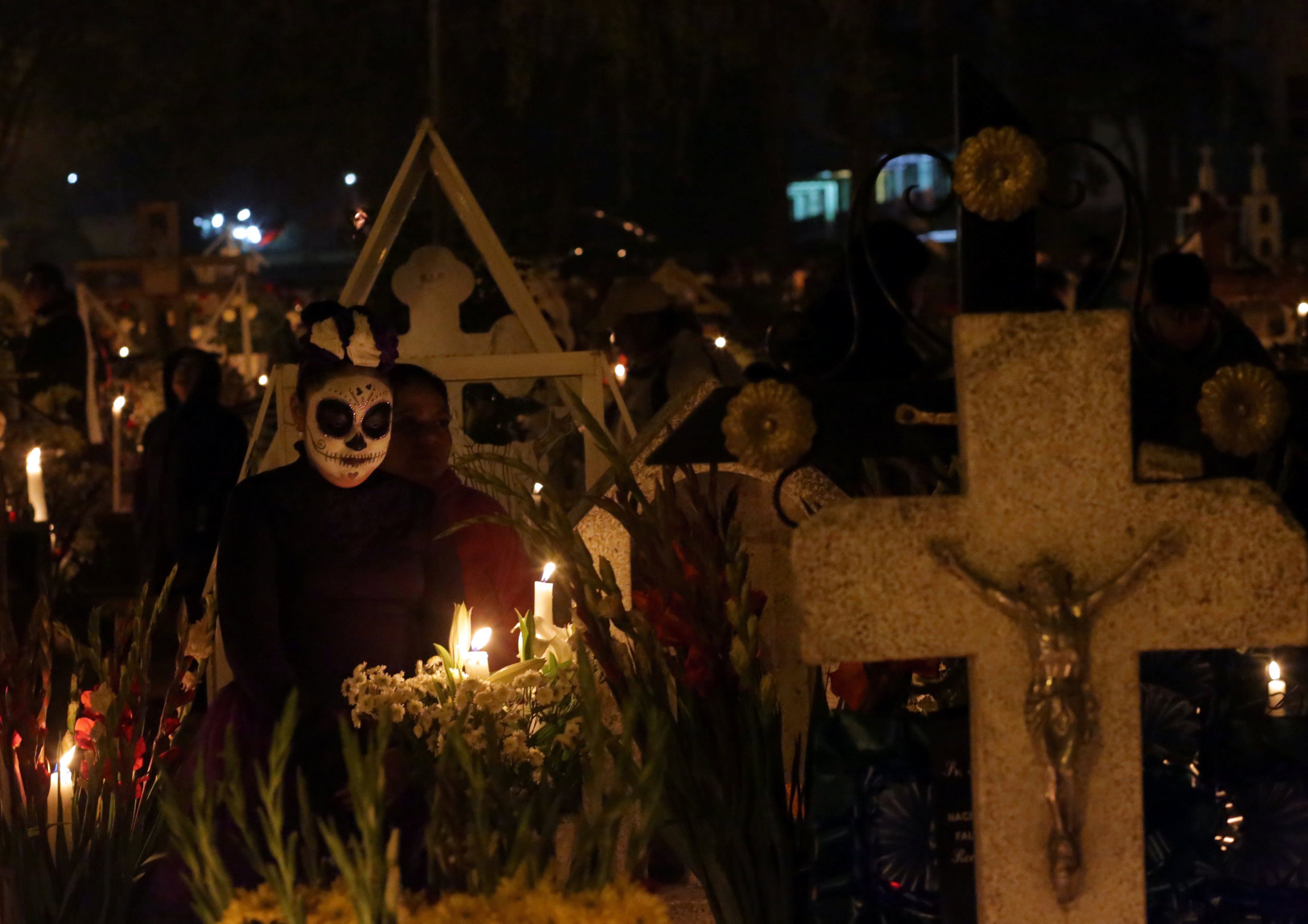 زيارة المقابر خلال يوم الموتى بالمكسيك