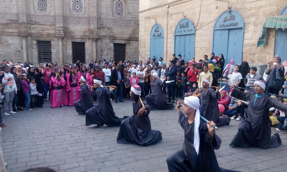 القاهرة للفنون الشعبية تشارك في احتفالية يوم الطفل العربي بالمعز (4)