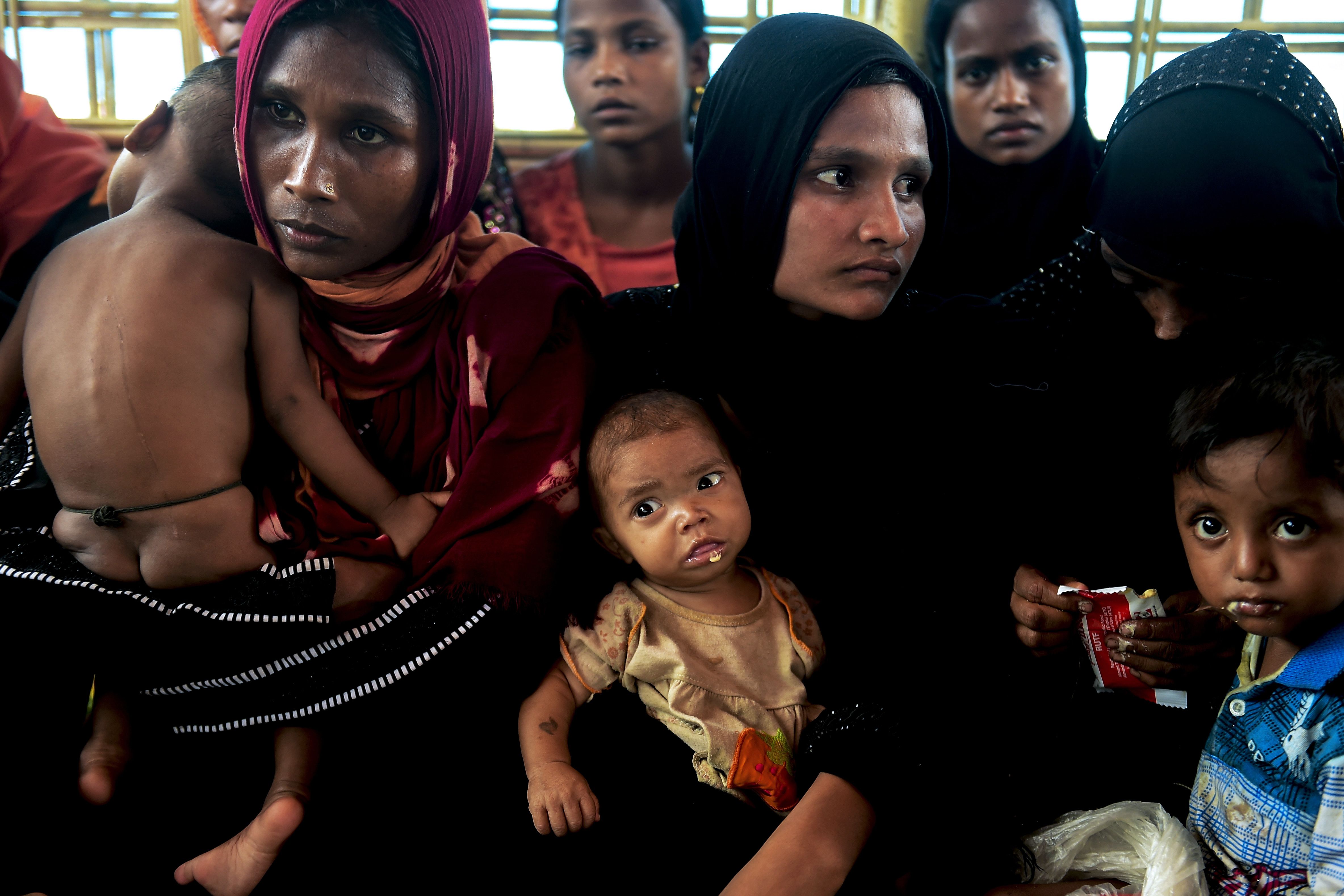 سيدات الروهينجا يحملون أطفالهم فى مركز للرعاية الطبية