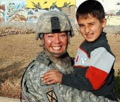 مجندة تحمل طفل فى العراق