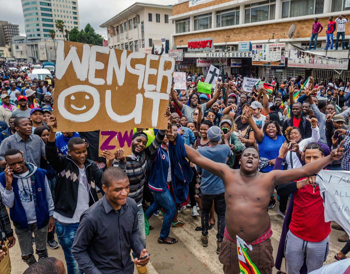 لافتة ارحل يا فينجر فى مظاهرات زيمبابوى