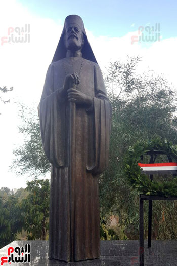 صور تمثال مكاريوس الثالث (2)