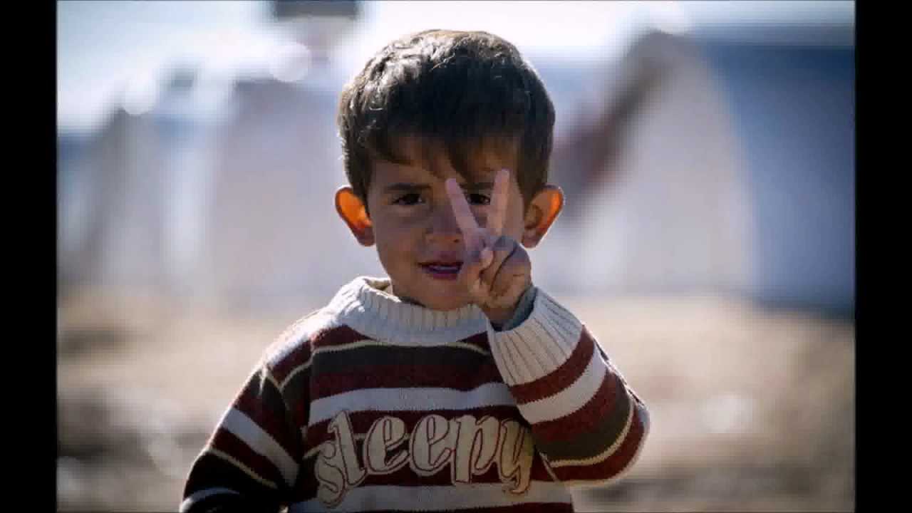 طفل سورى يرفع علامة النصر