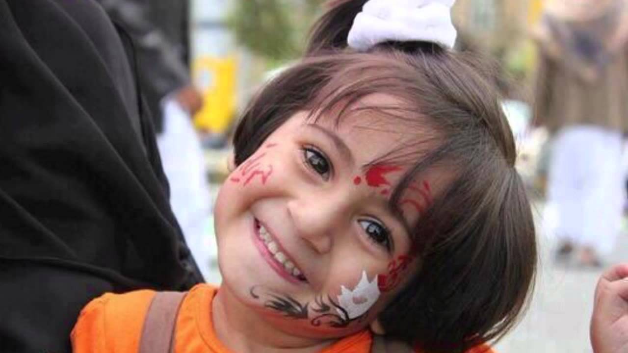 ضحكة بريئة لطفلة يمنية رغم الحرب
