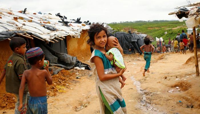 طفلة تحمل أخيها فى مخيمات الروهينجا