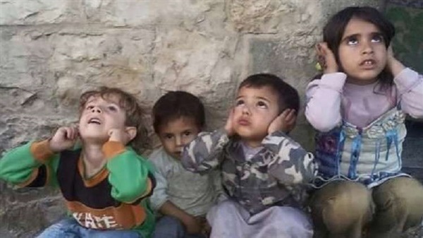 أطفال يمنيون يصمون أذانهم بسبب أزيز الطائرات