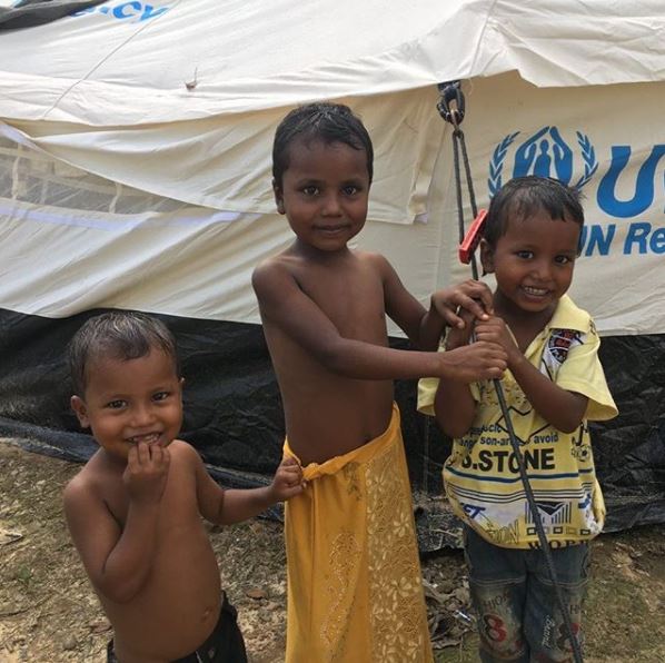 ضحكة أطفال الروهينجا رغم حياة المخيمات القاسية