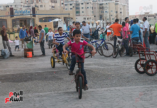 طفل يقود الدراجة