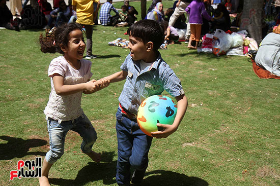 طفل يلعب الكرة مع طفلة