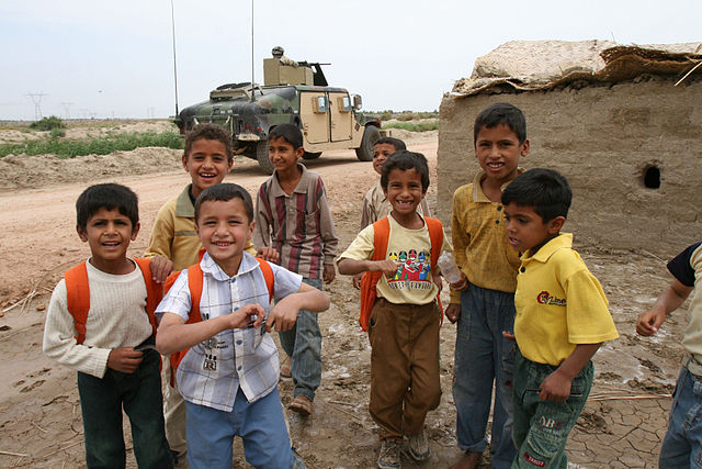 أطفال عراقيون يلهون أثناء عودتهم من المدرسة
