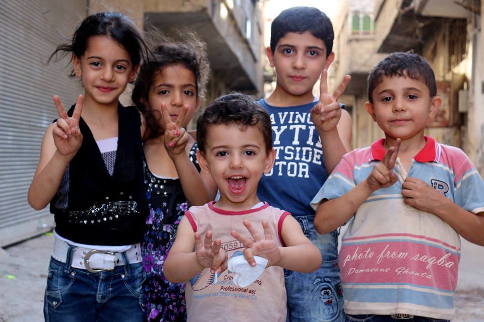 أطفال سوريون يرفعون علامة النصر
