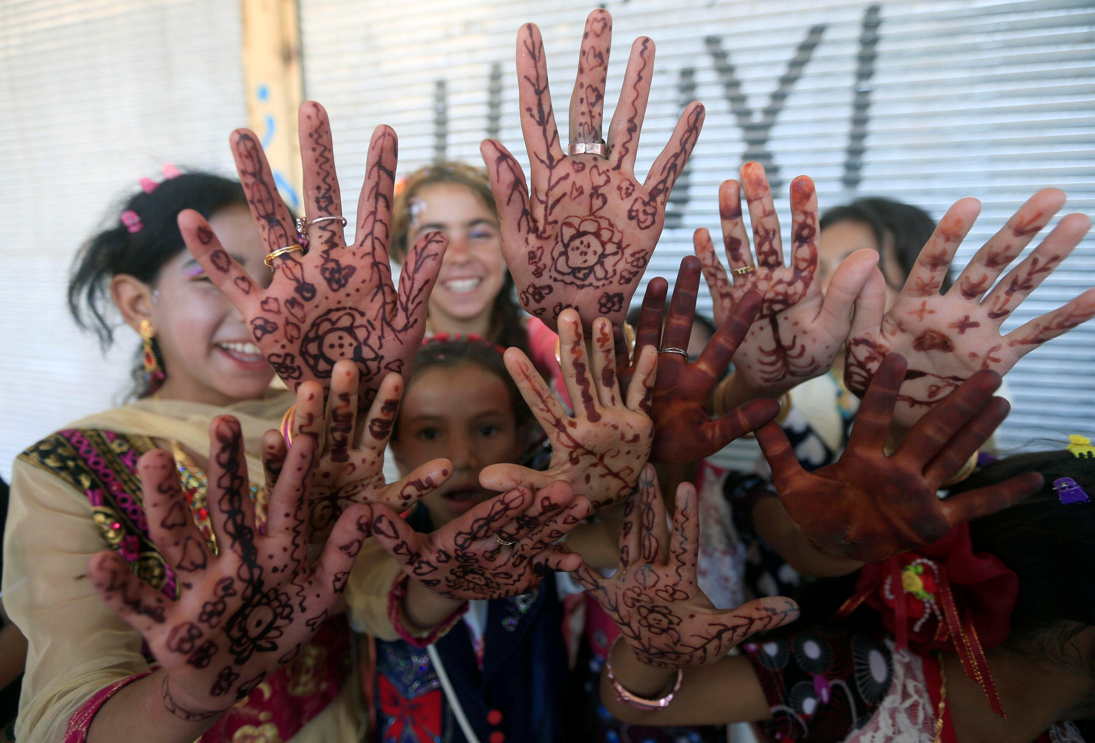 أطفال يزين أيديهن بالحنة فى العراق