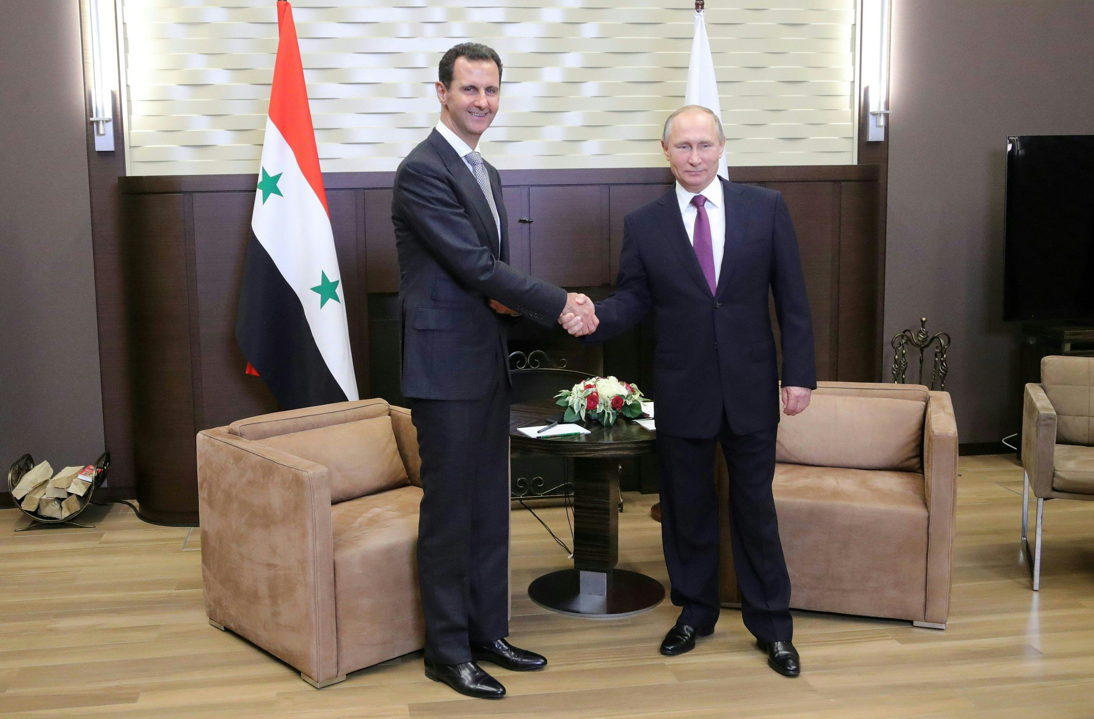 جانب من مصافحة بوتين للأسد