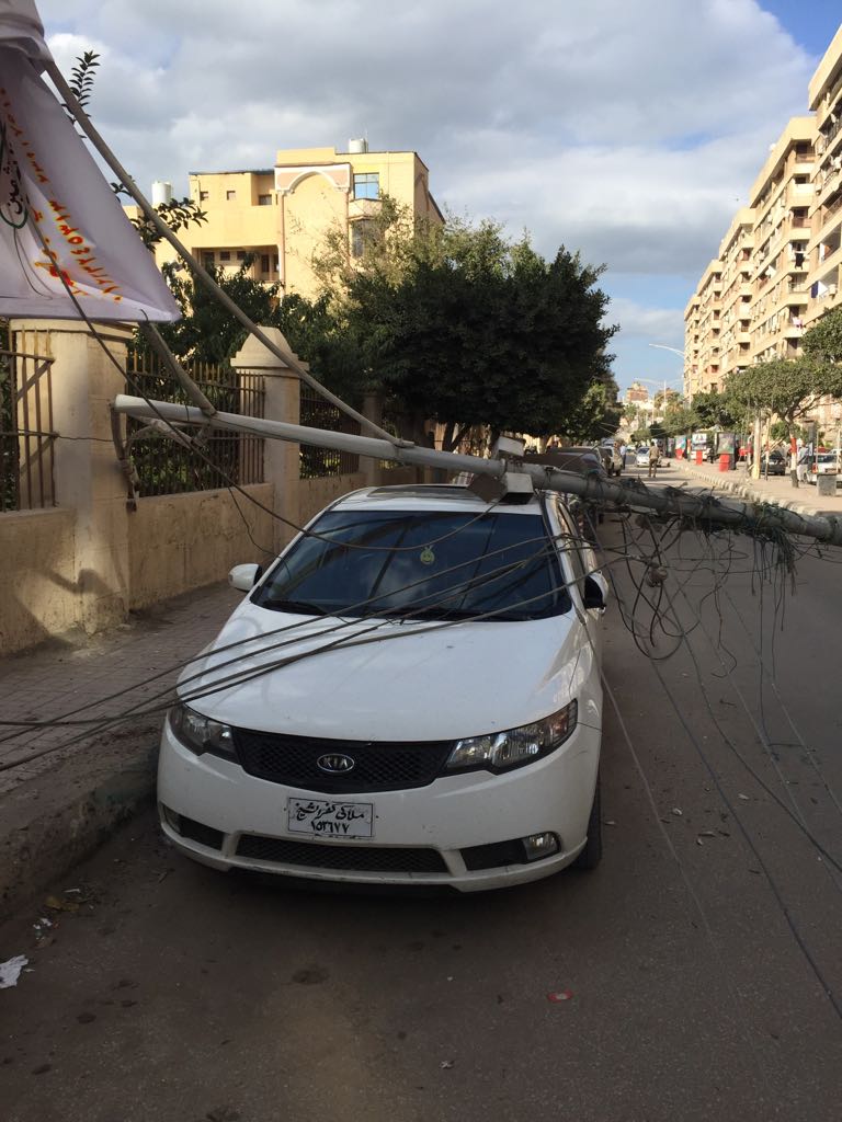              سقوط عمودج انارة على سيارة ويحدث بيها تلفيات