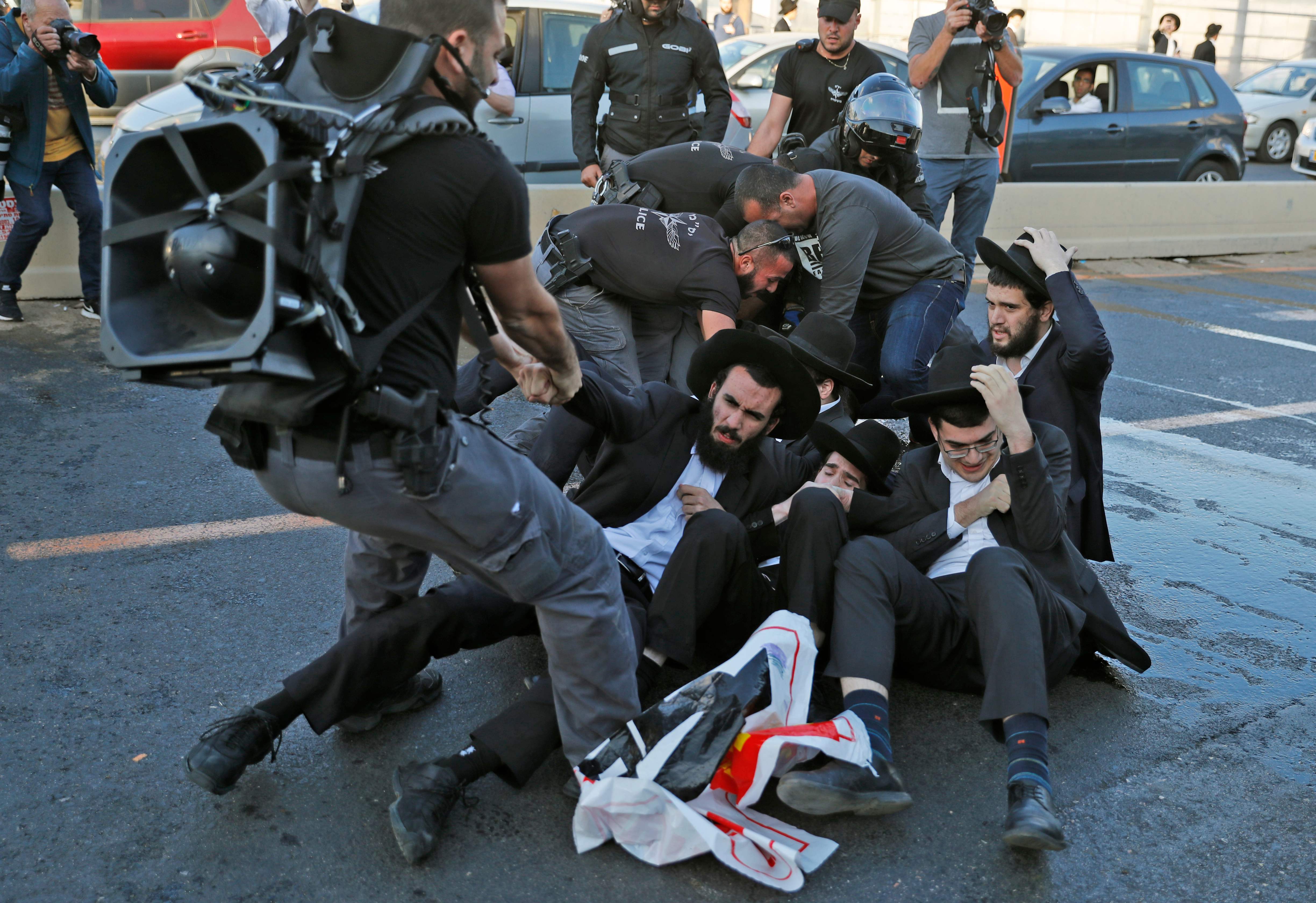 الشرطة الإسرائيلية تسحل و تعتقل 33 يهوديا خلال تظاهرة ضد التجنيد الإلزامى